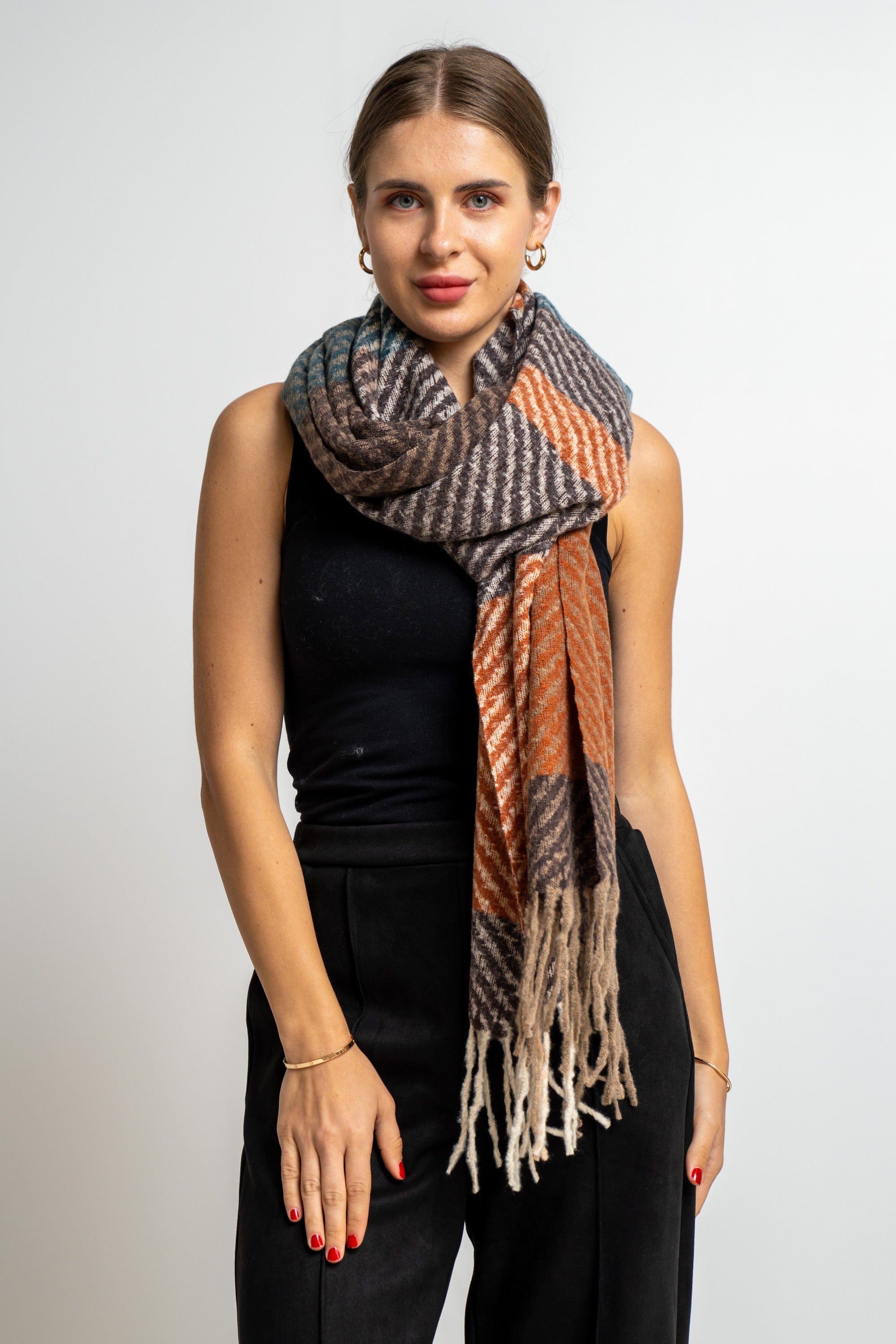 نتشي وشاح مربعات مزين بالخيوط