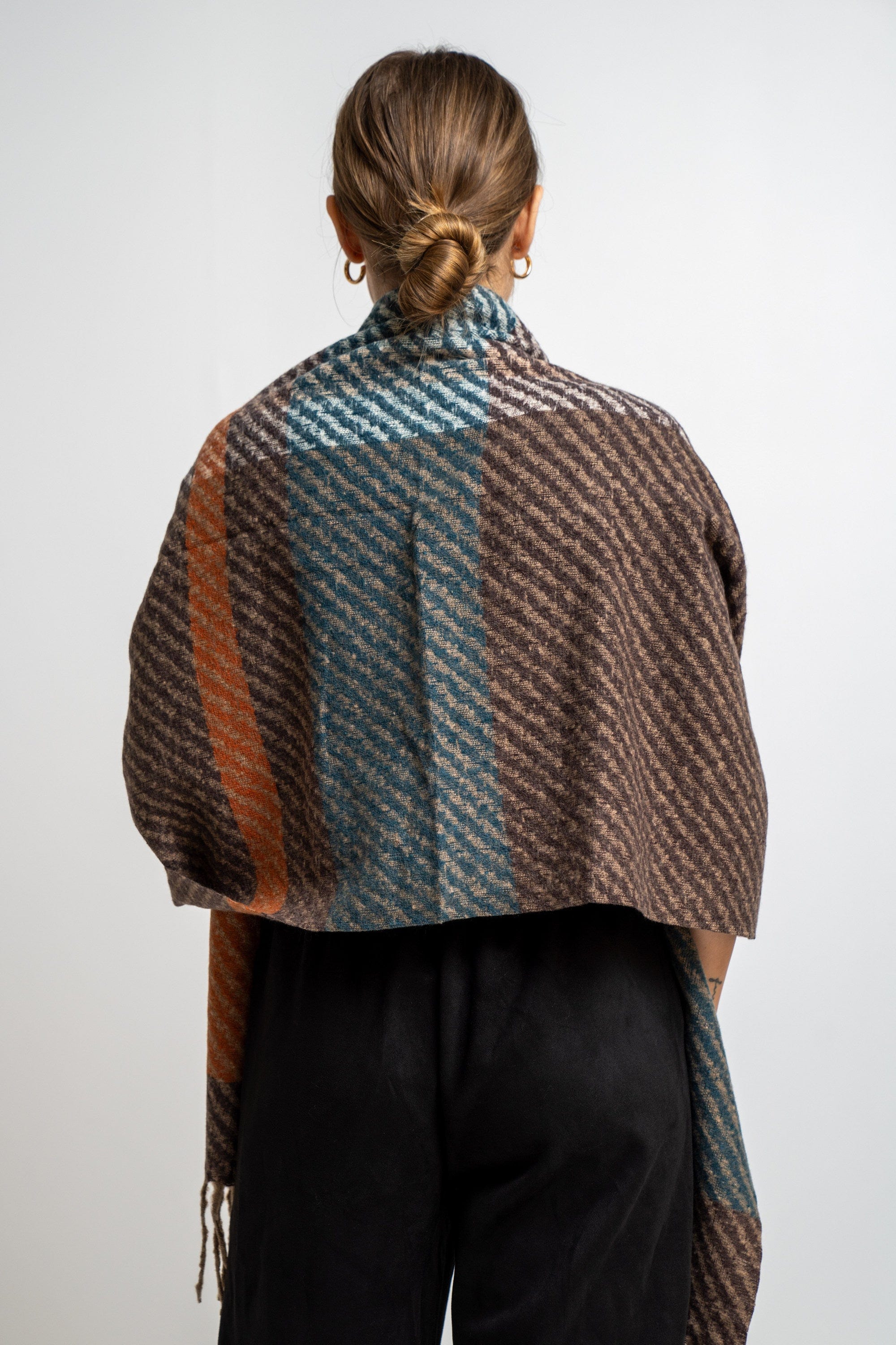 نتشي وشاح مربعات مزين بالخيوط