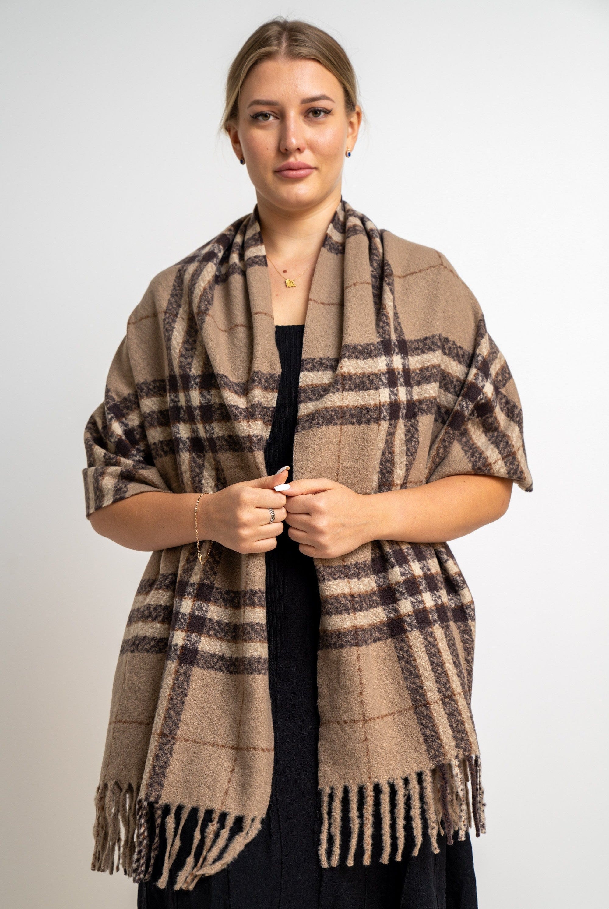 نتشي سكارف كاروهات مزين بالخيوط