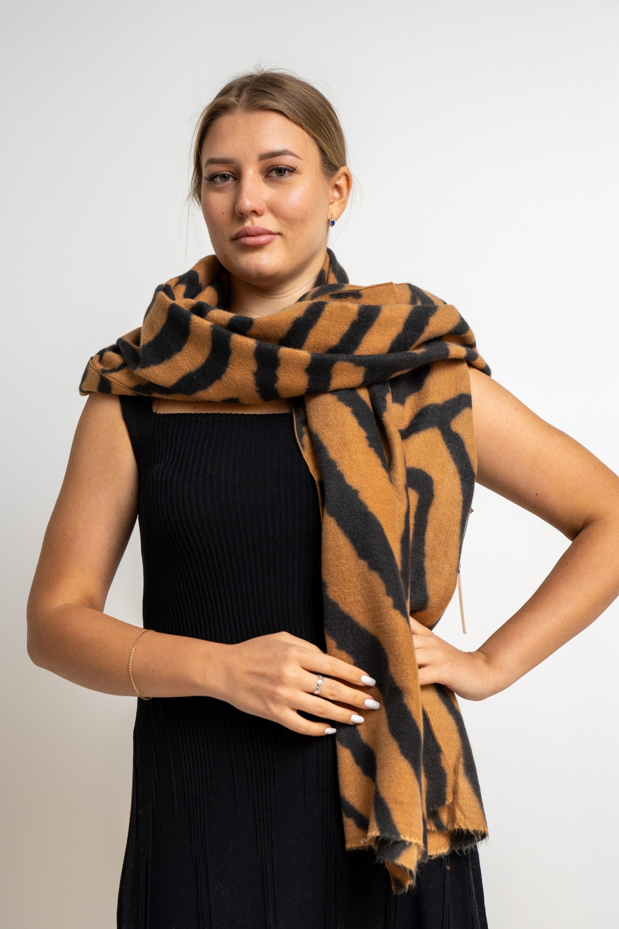 نتشي وشاح نسائي بنمط تايجر