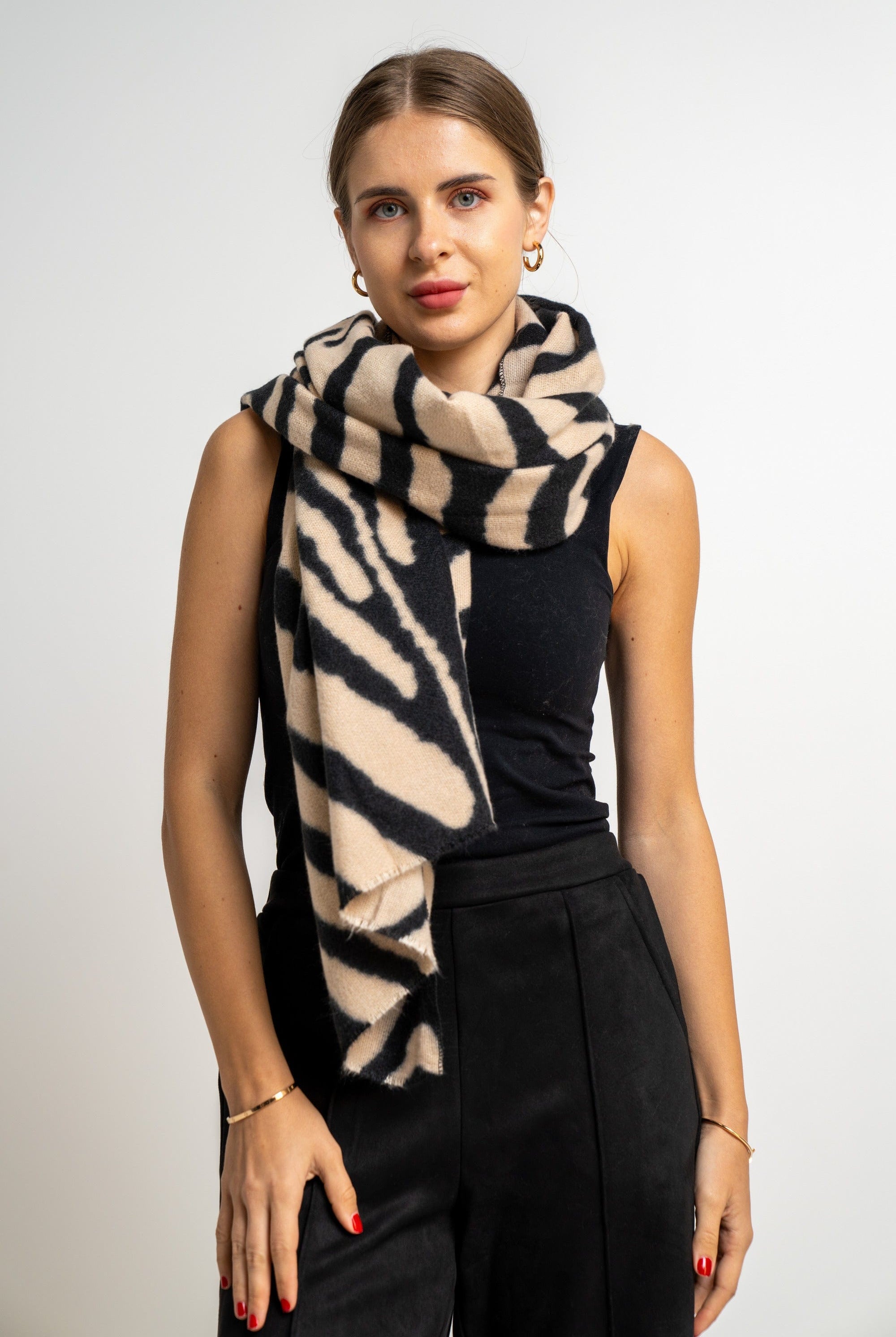 نتشي وشاح نسائي بنمط تايجر