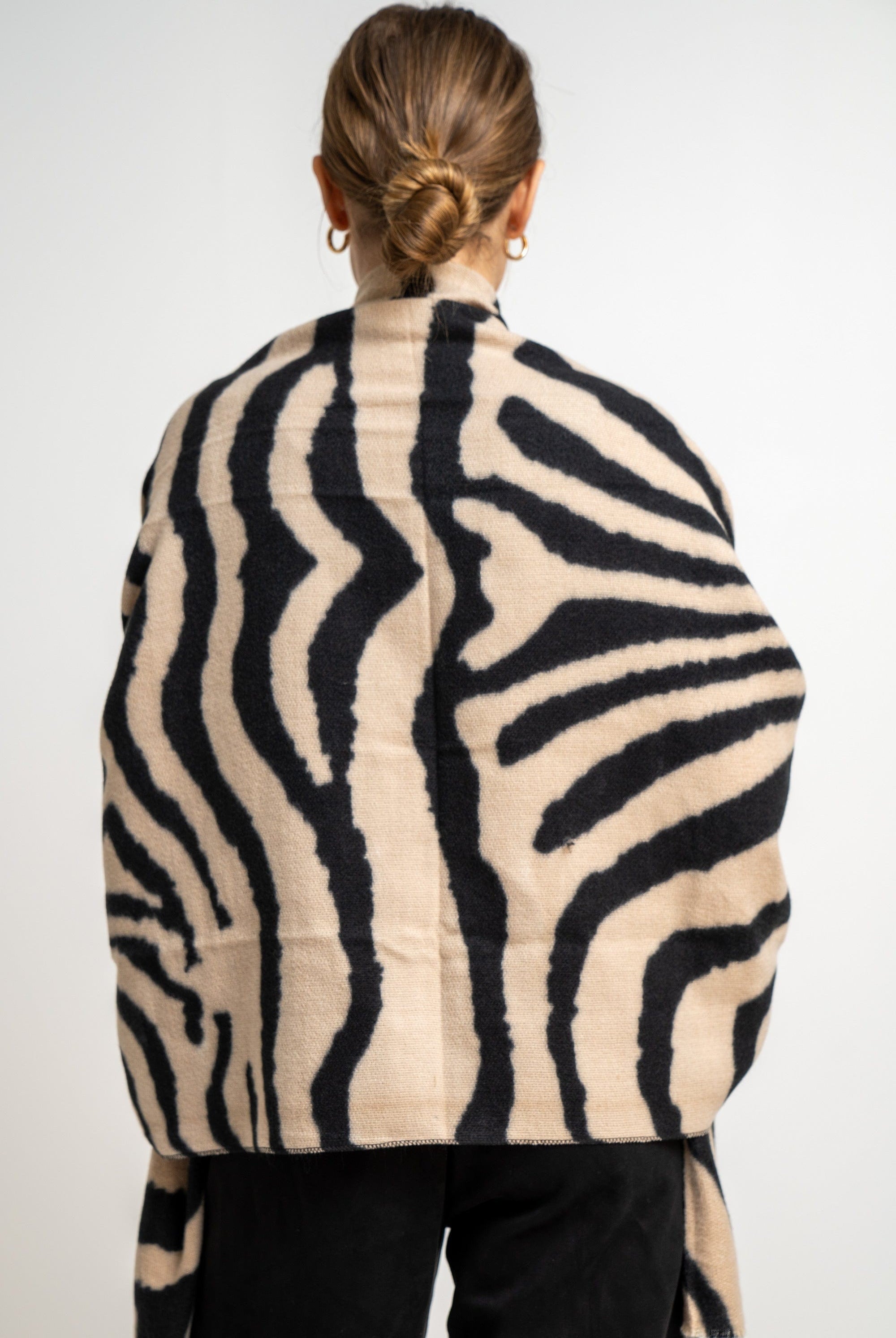 نتشي وشاح نسائي بنمط تايجر