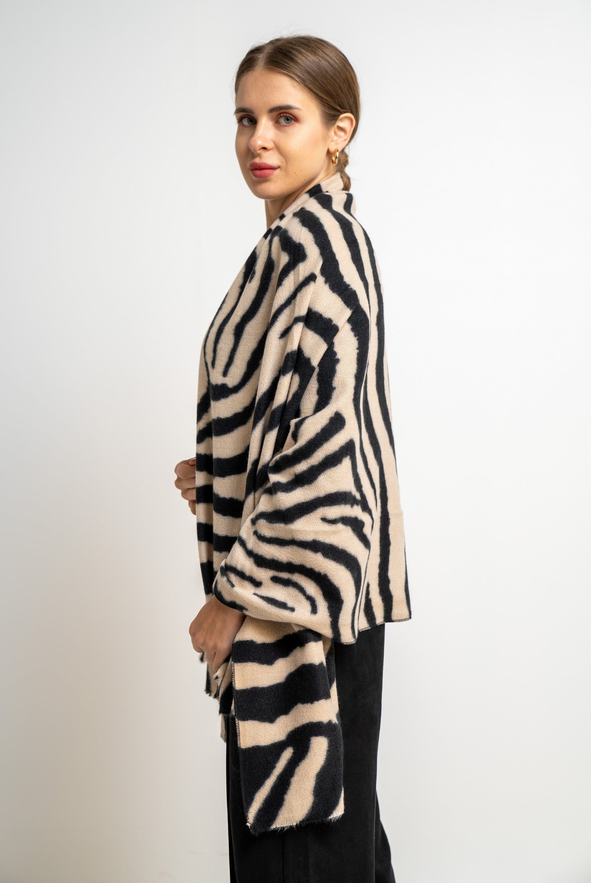 نتشي وشاح نسائي بنمط تايجر