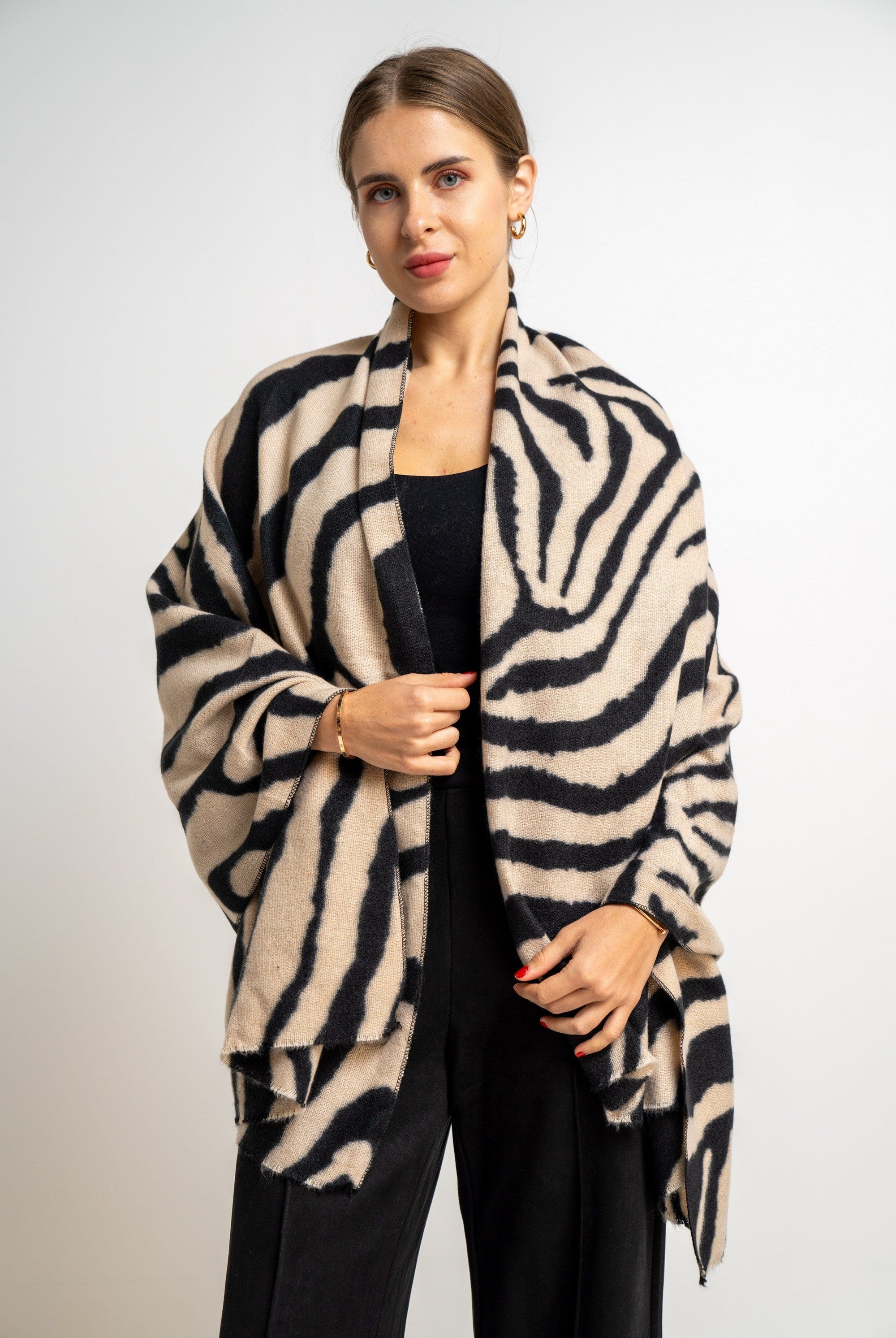 نتشي وشاح نسائي بنمط تايجر