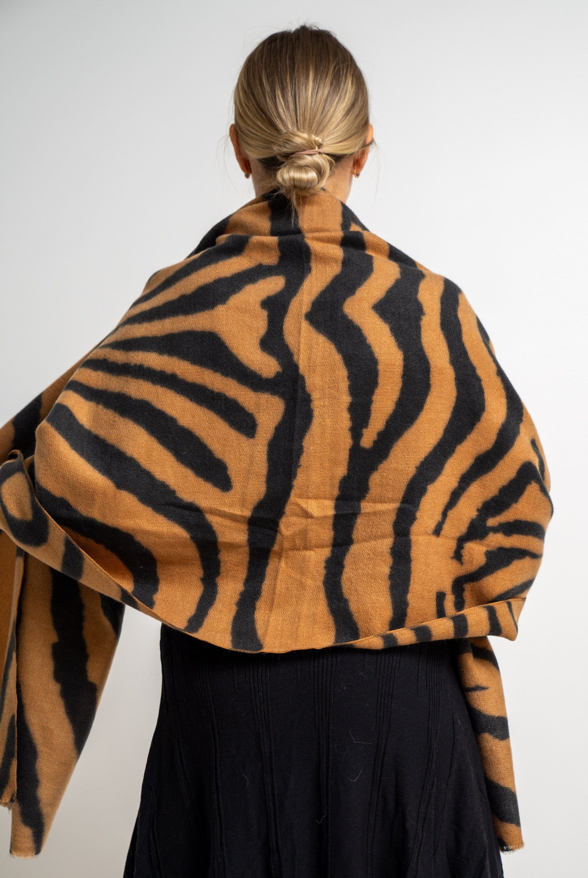 نتشي وشاح نسائي بنمط تايجر