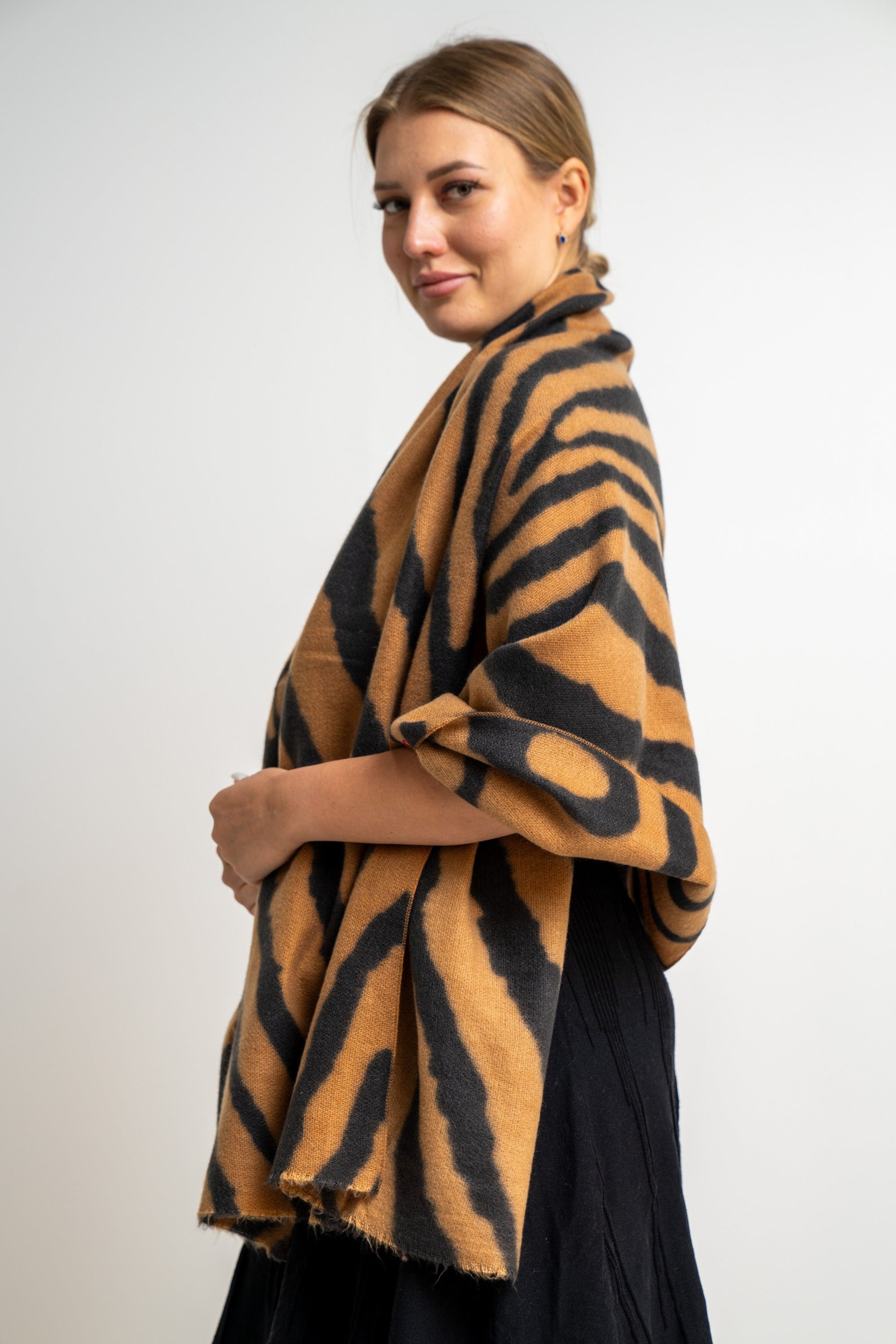 نتشي وشاح نسائي بنمط تايجر