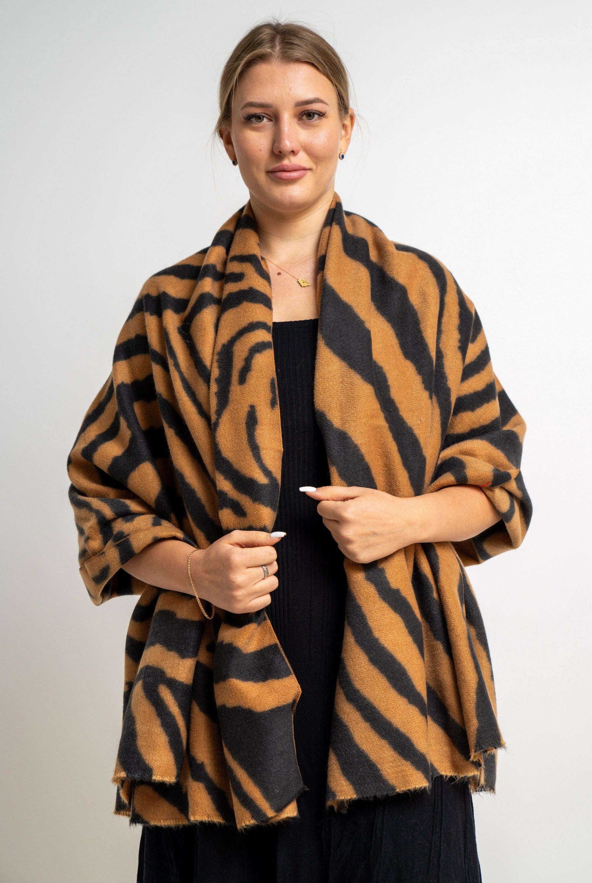 نتشي وشاح نسائي بنمط تايجر