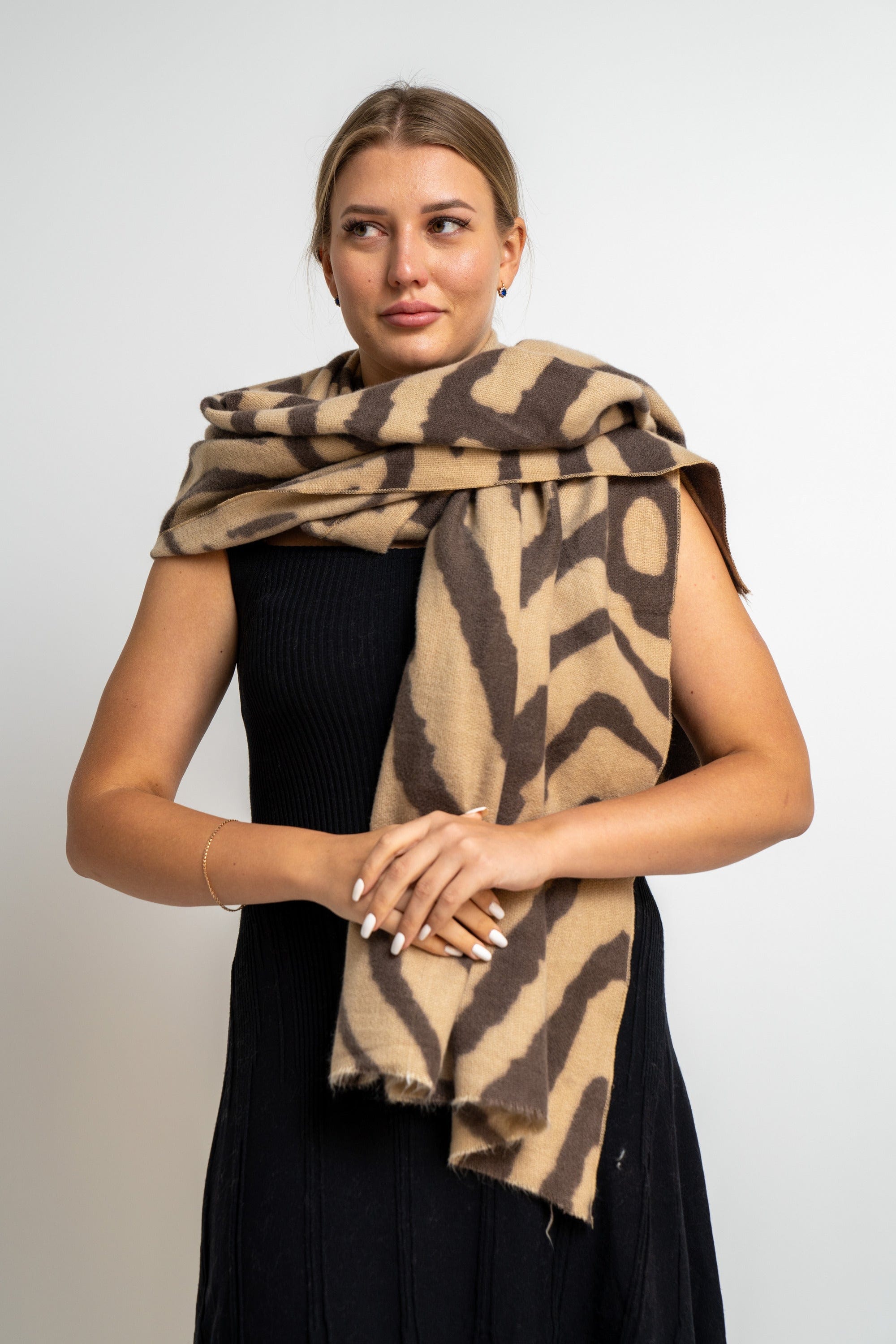 نتشي وشاح نسائي بنمط تايجر