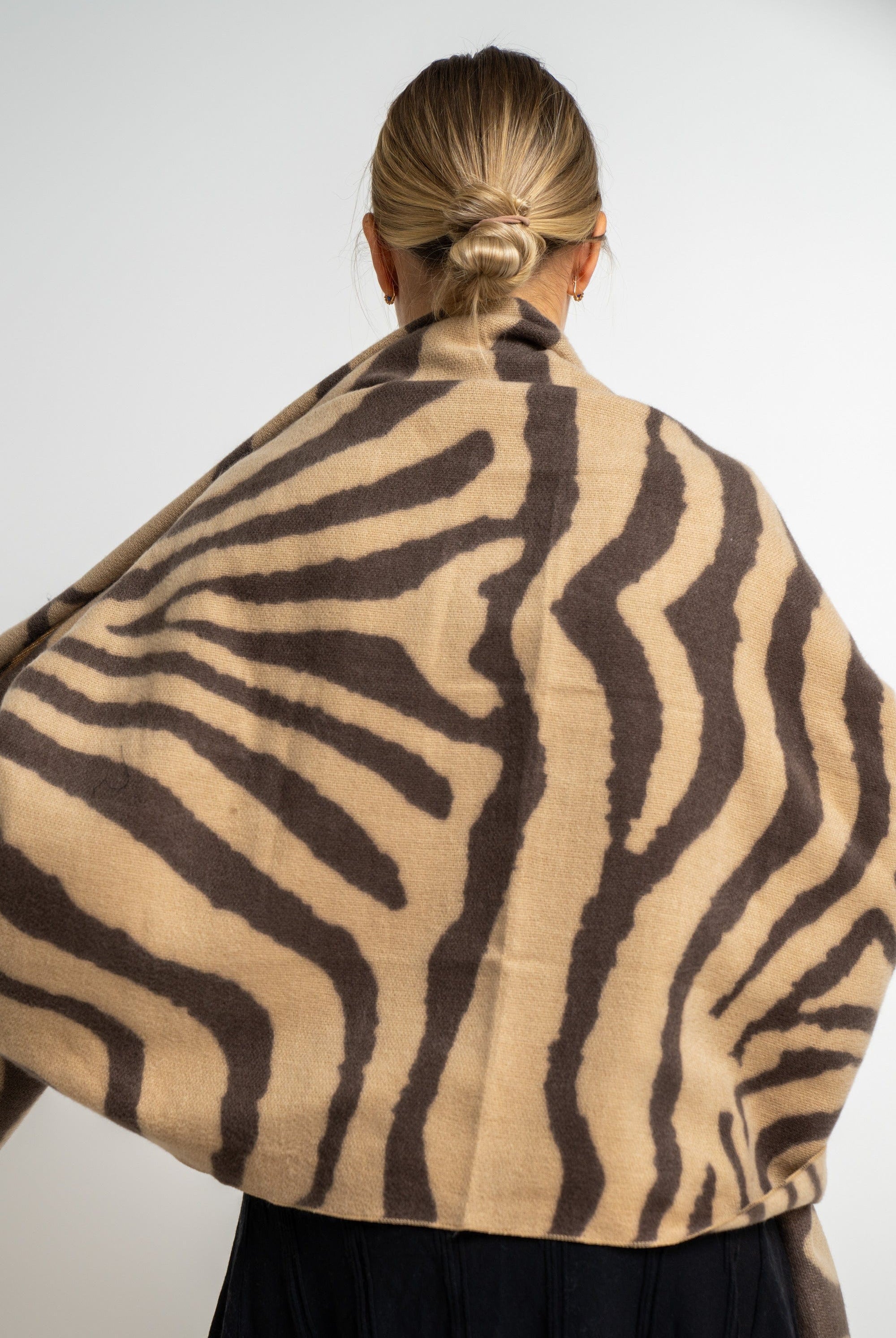 نتشي وشاح نسائي بنمط تايجر