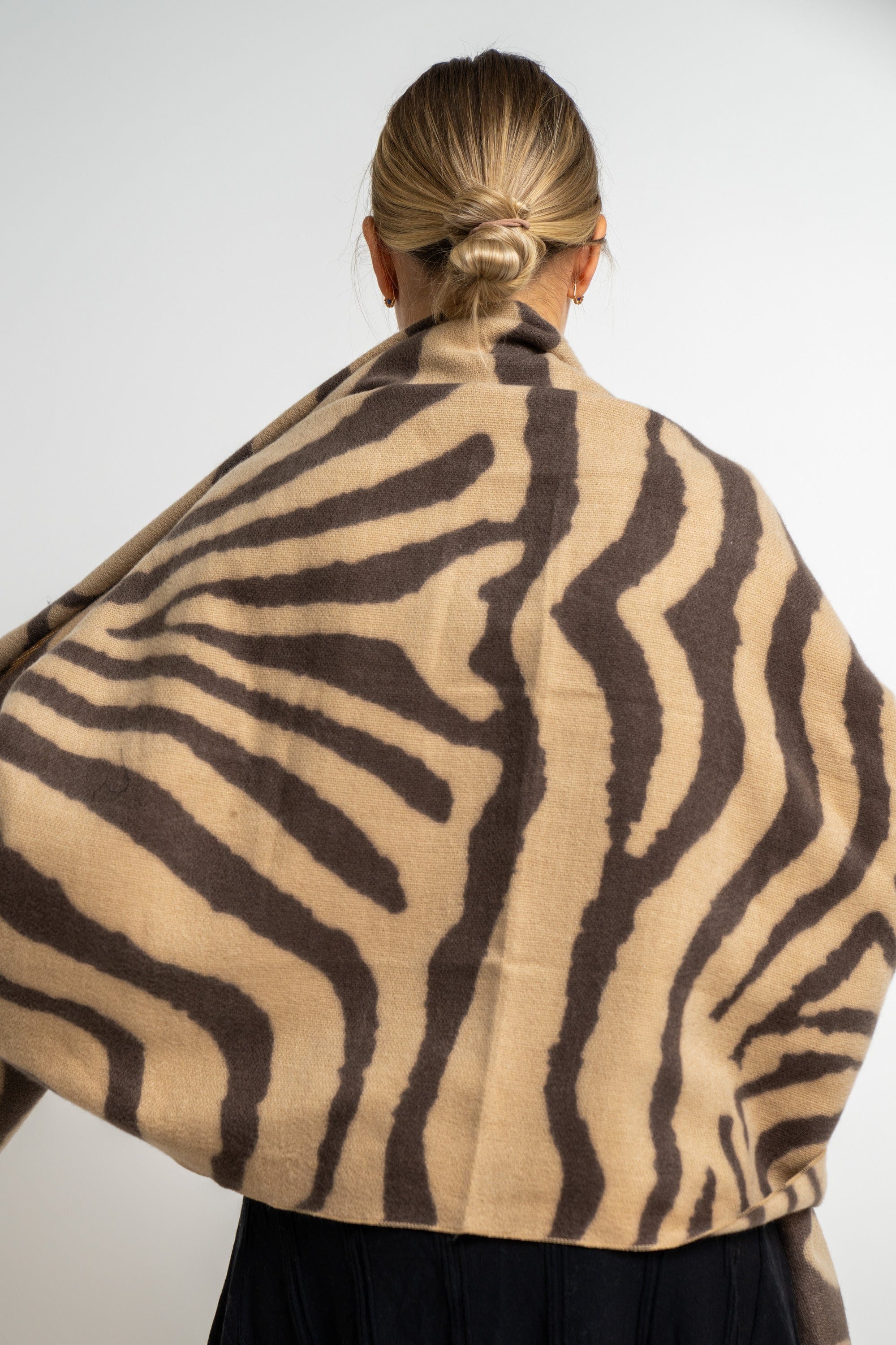 ميكا شال نسائي منقوش بنقشة نمر كبيرة