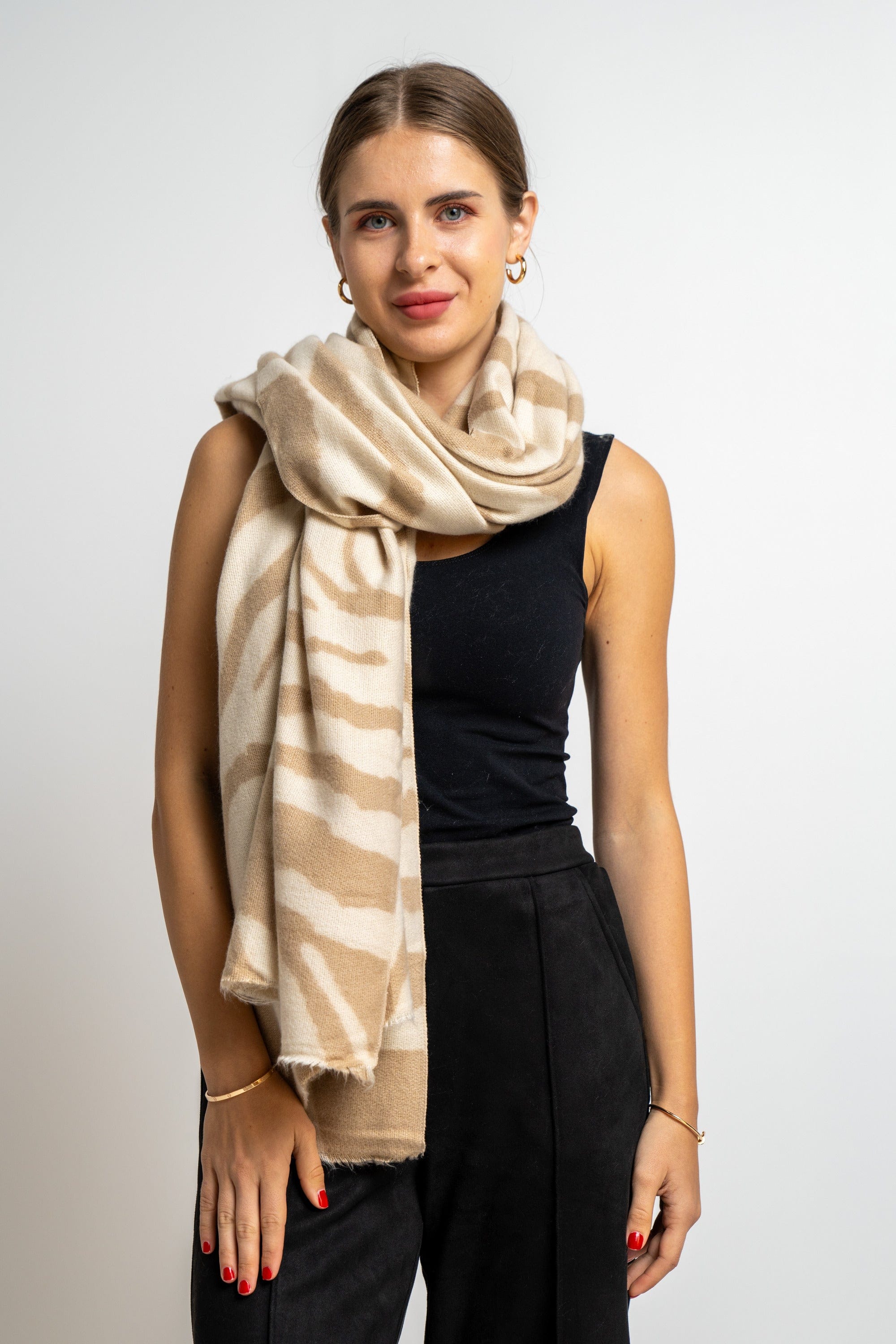 نتشي وشاح نسائي بنمط تايجر