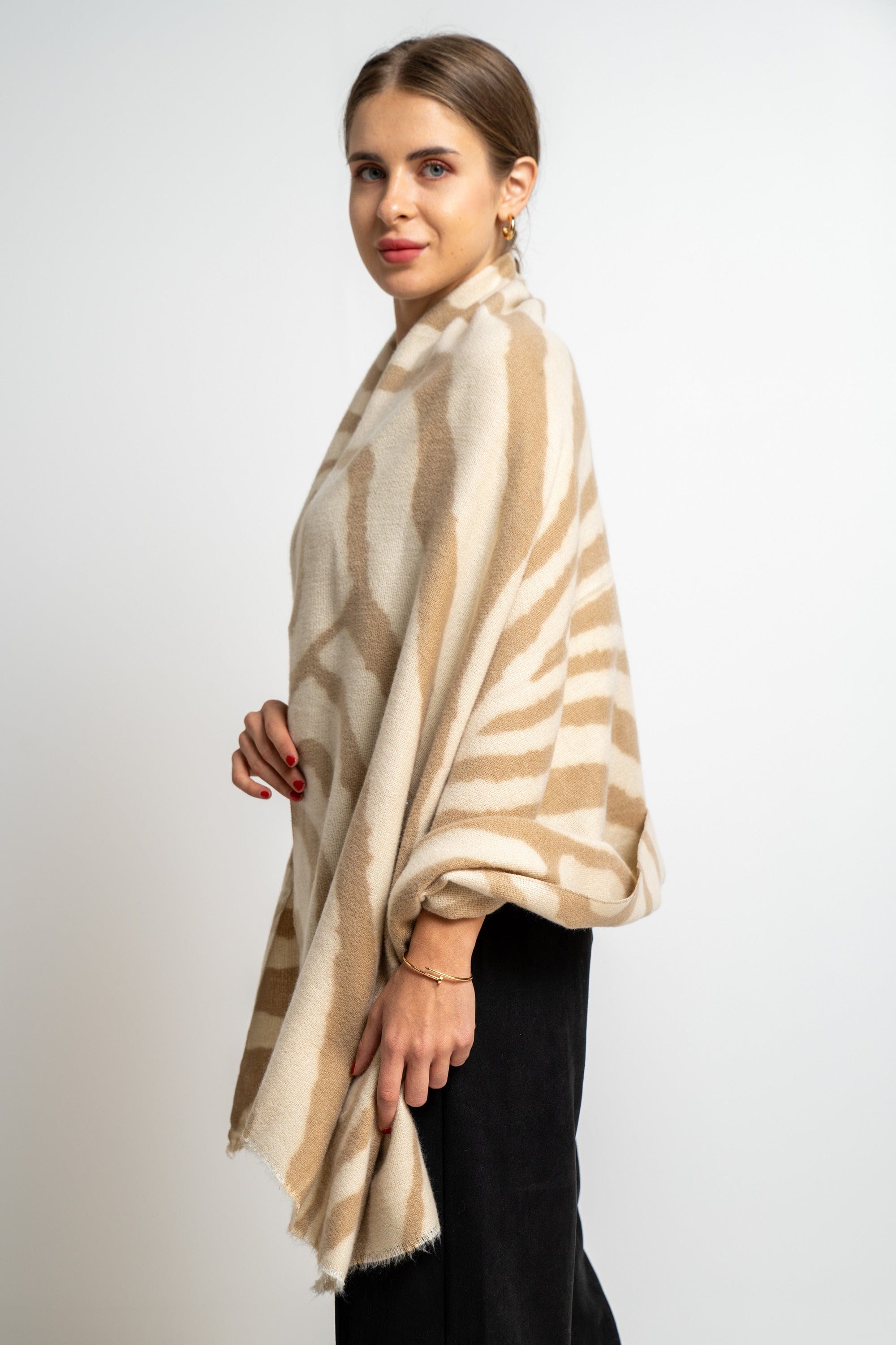 نتشي وشاح نسائي بنمط تايجر