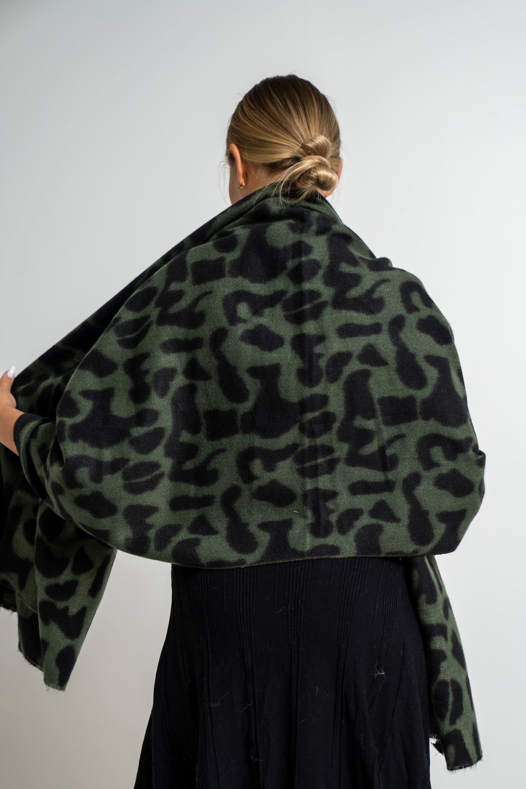 نتشي وشاح تايجر كبير نسائي