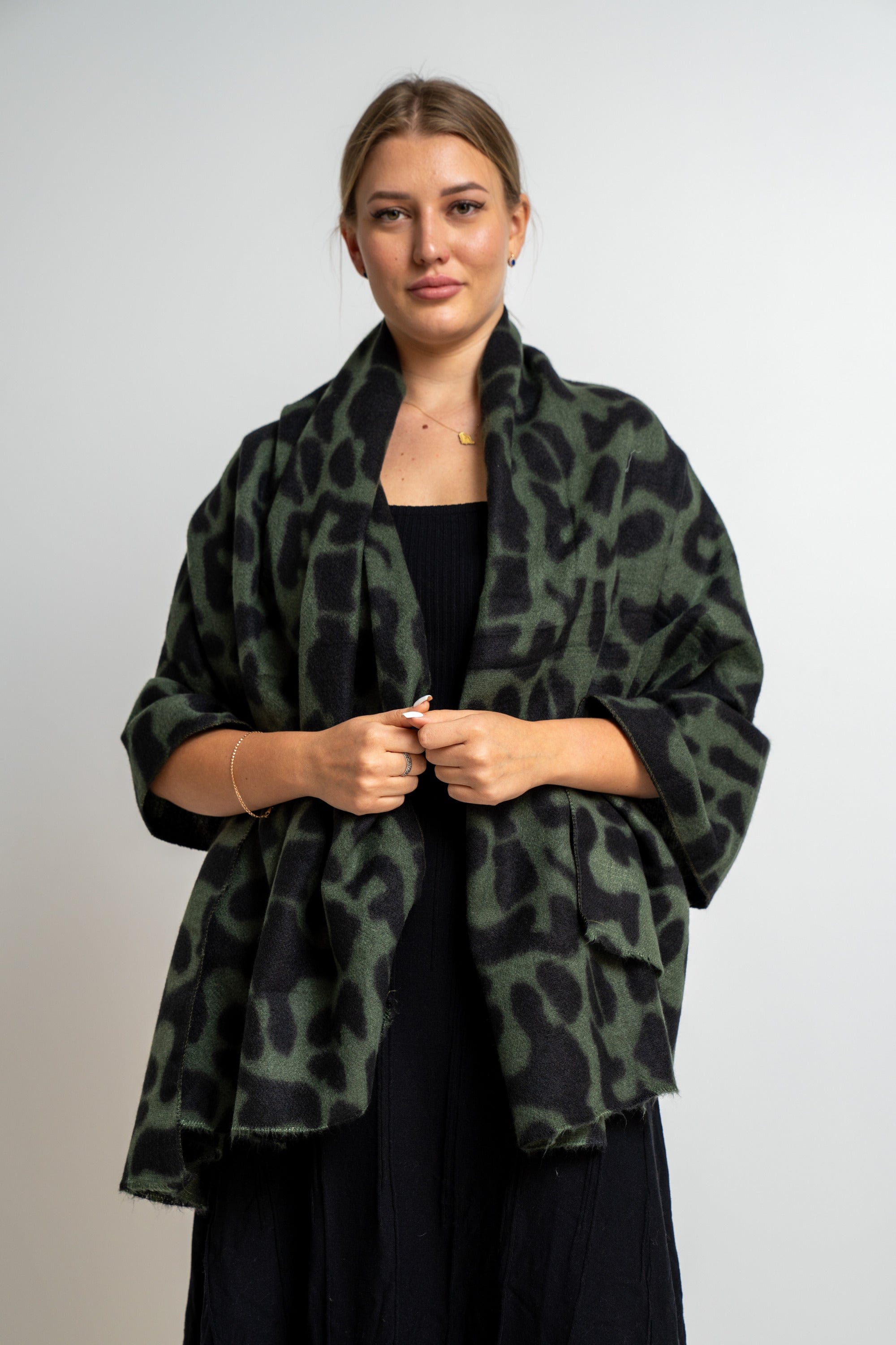 نتشي وشاح تايجر كبير نسائي