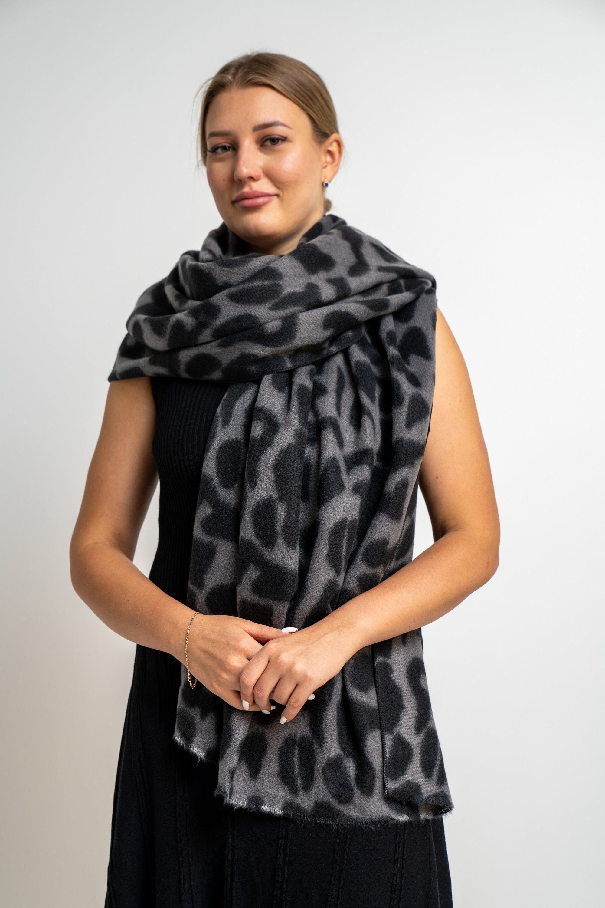 نتشي وشاح تايجر كبير نسائي