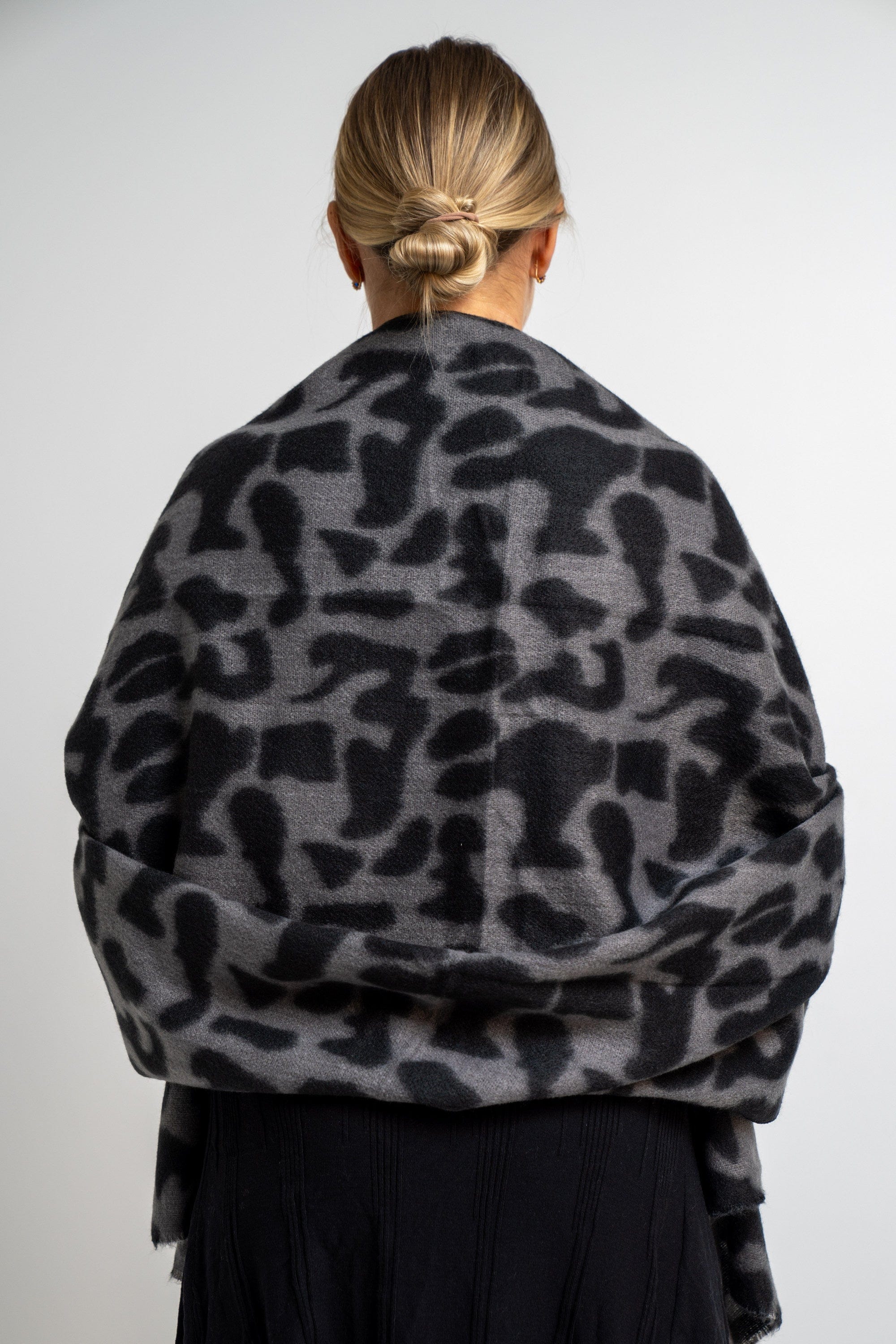 نتشي وشاح تايجر كبير نسائي