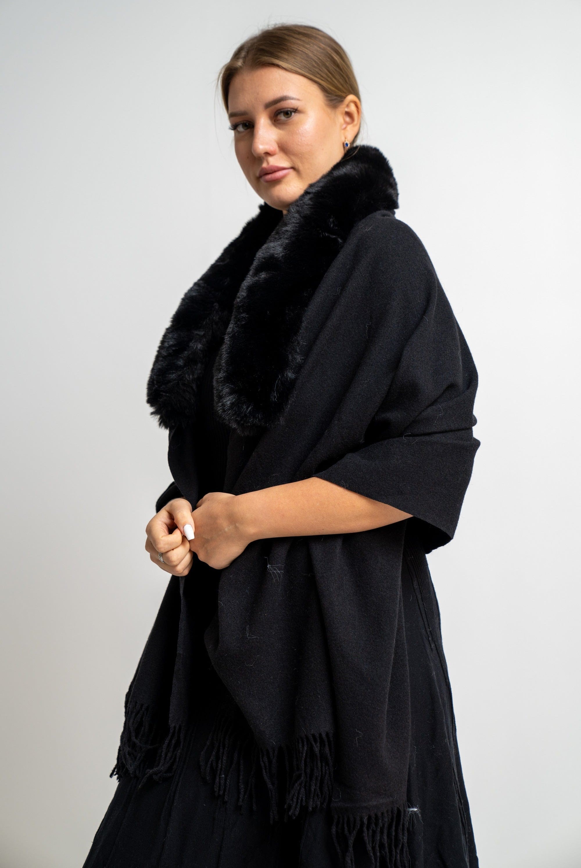 نتشي وشاح نسائي برقبة فرو