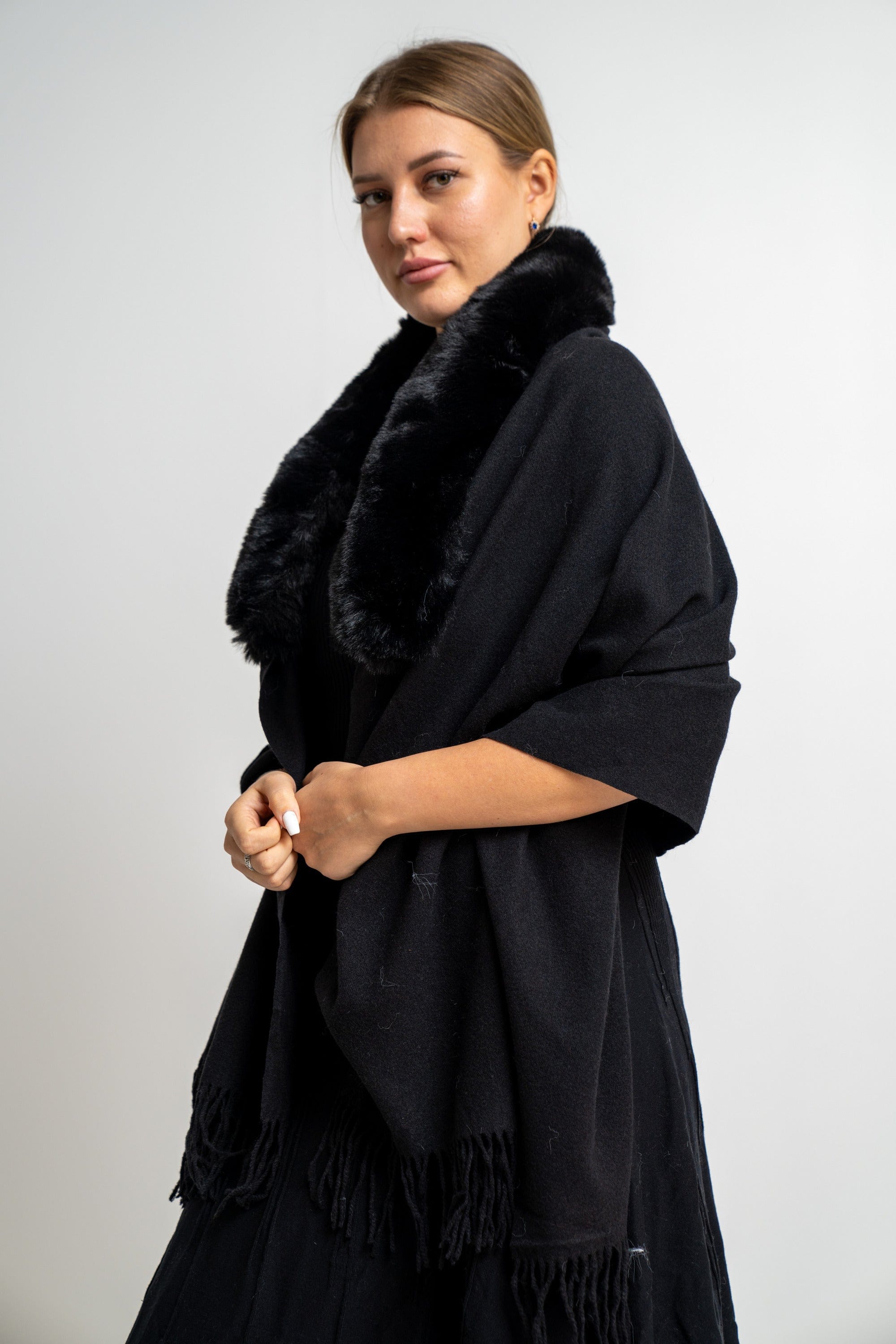 نتشي وشاح نسائي برقبة فرو