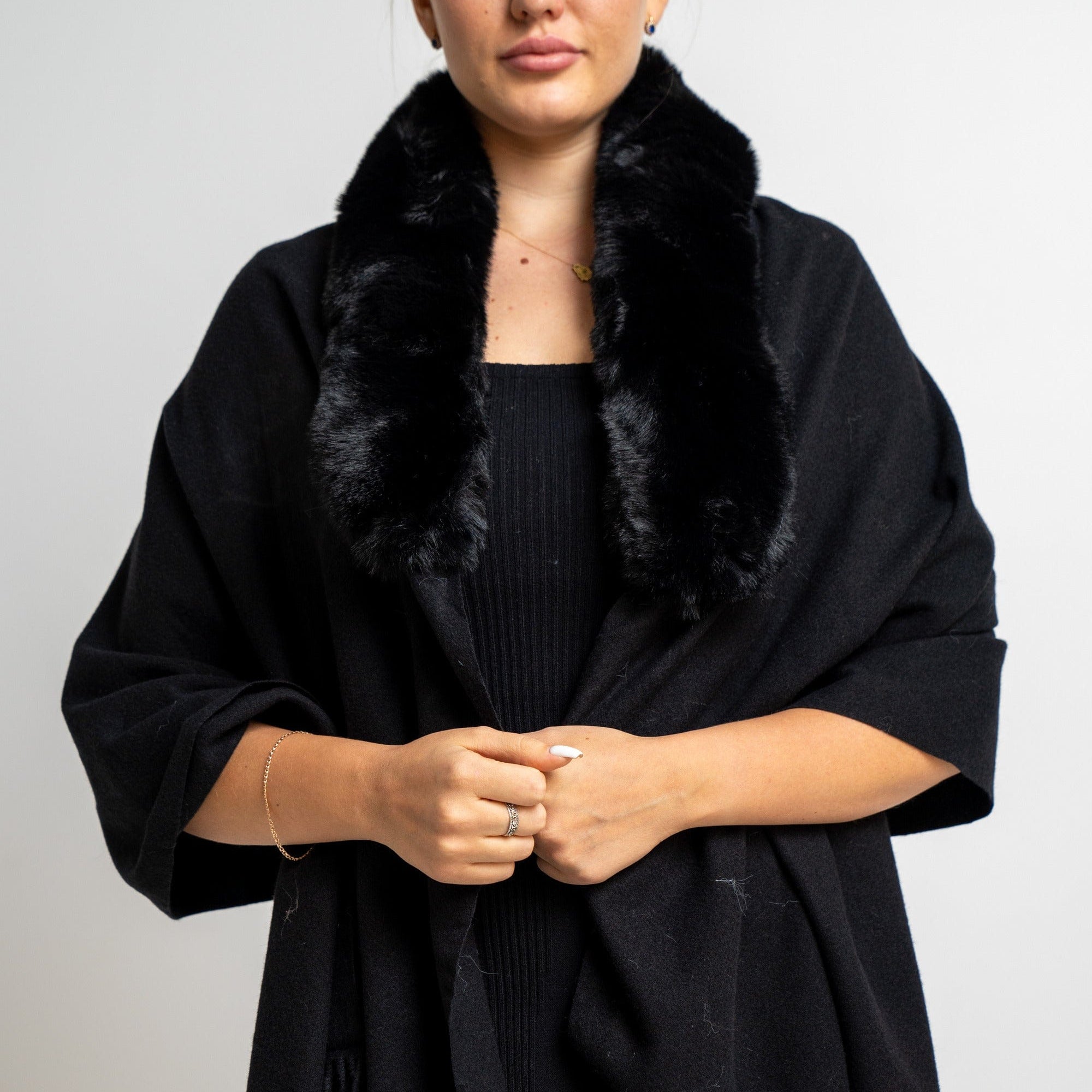 نتشي وشاح نسائي برقبة فرو