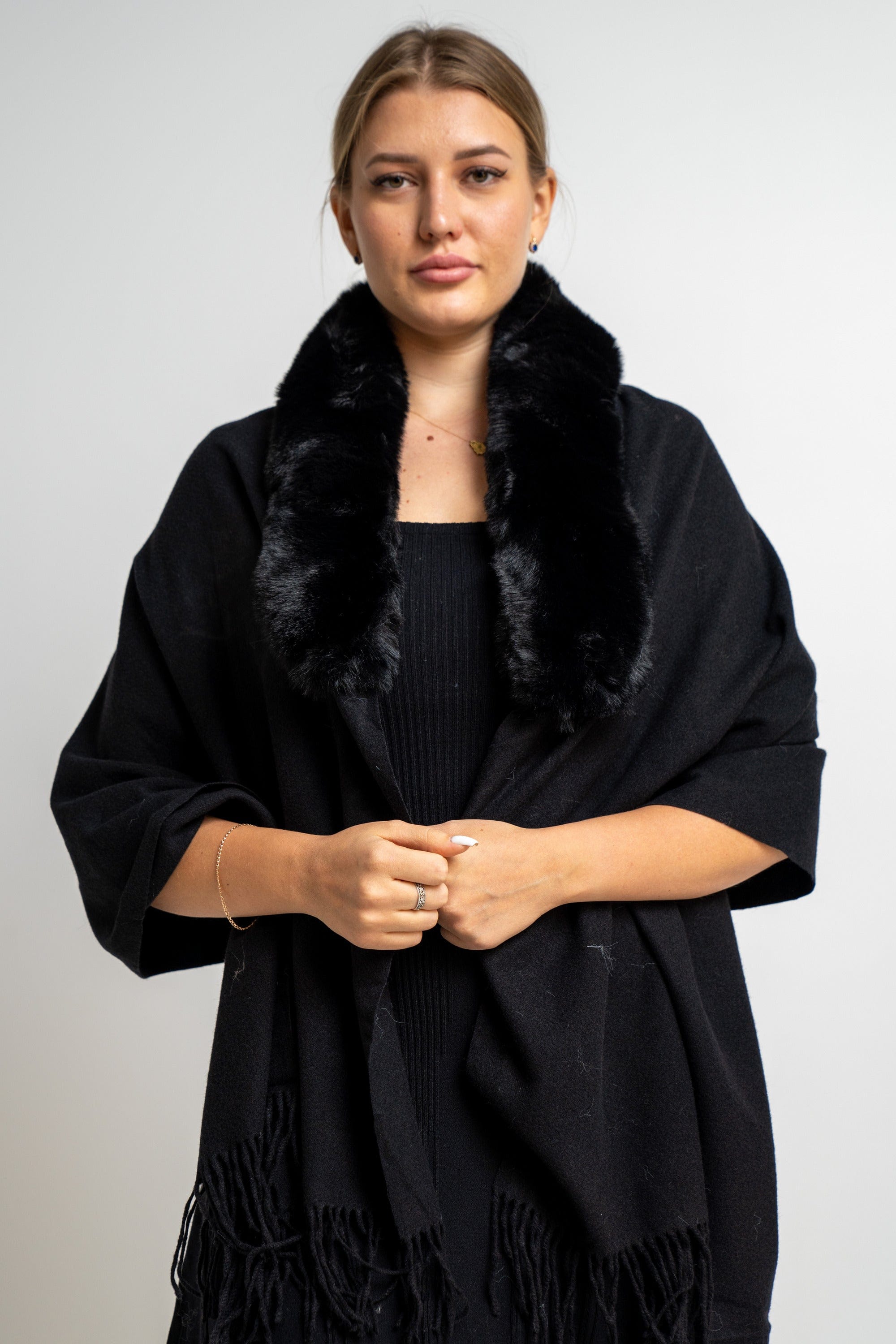 نتشي وشاح نسائي برقبة فرو