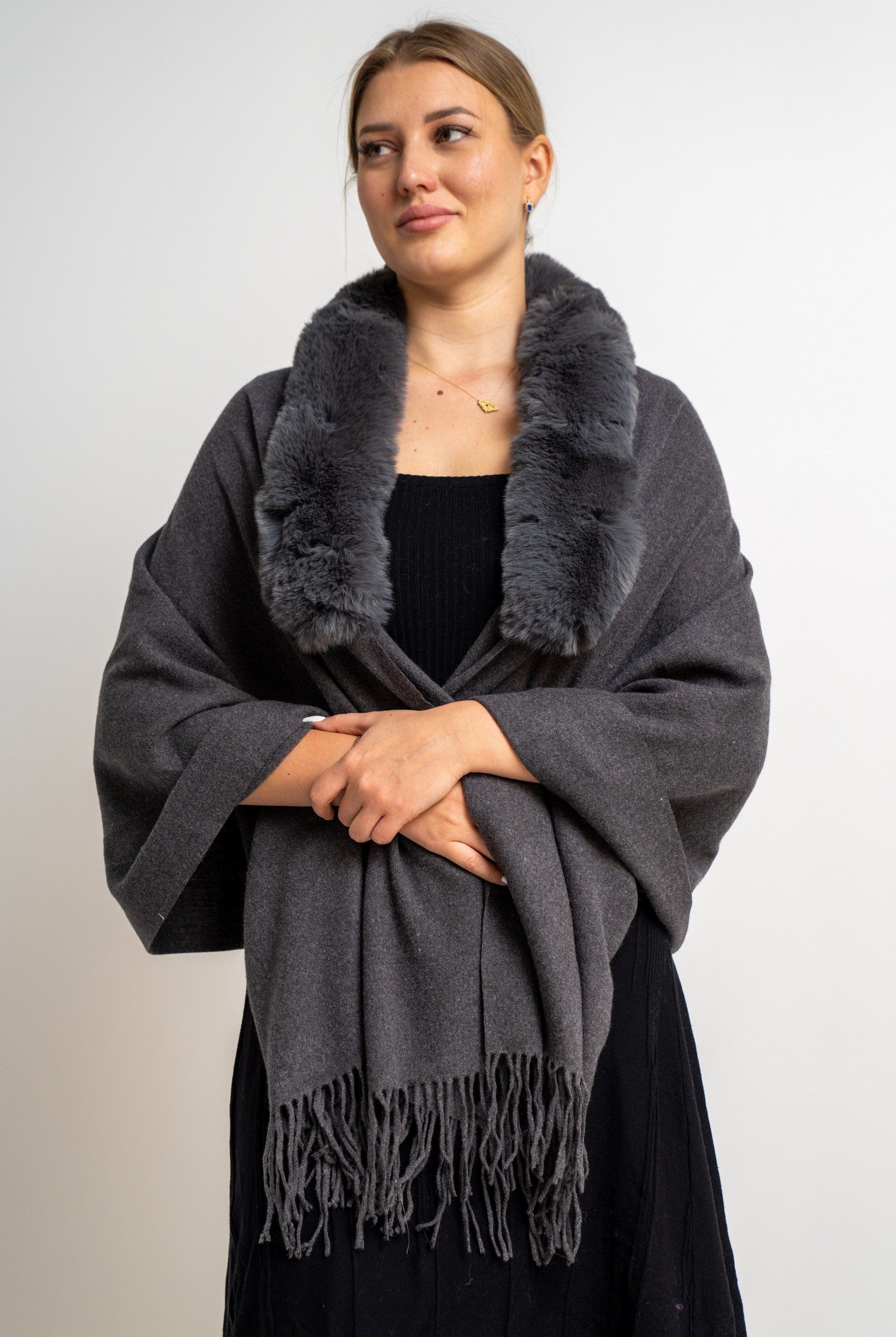 نتشي وشاح نسائي برقبة فرو