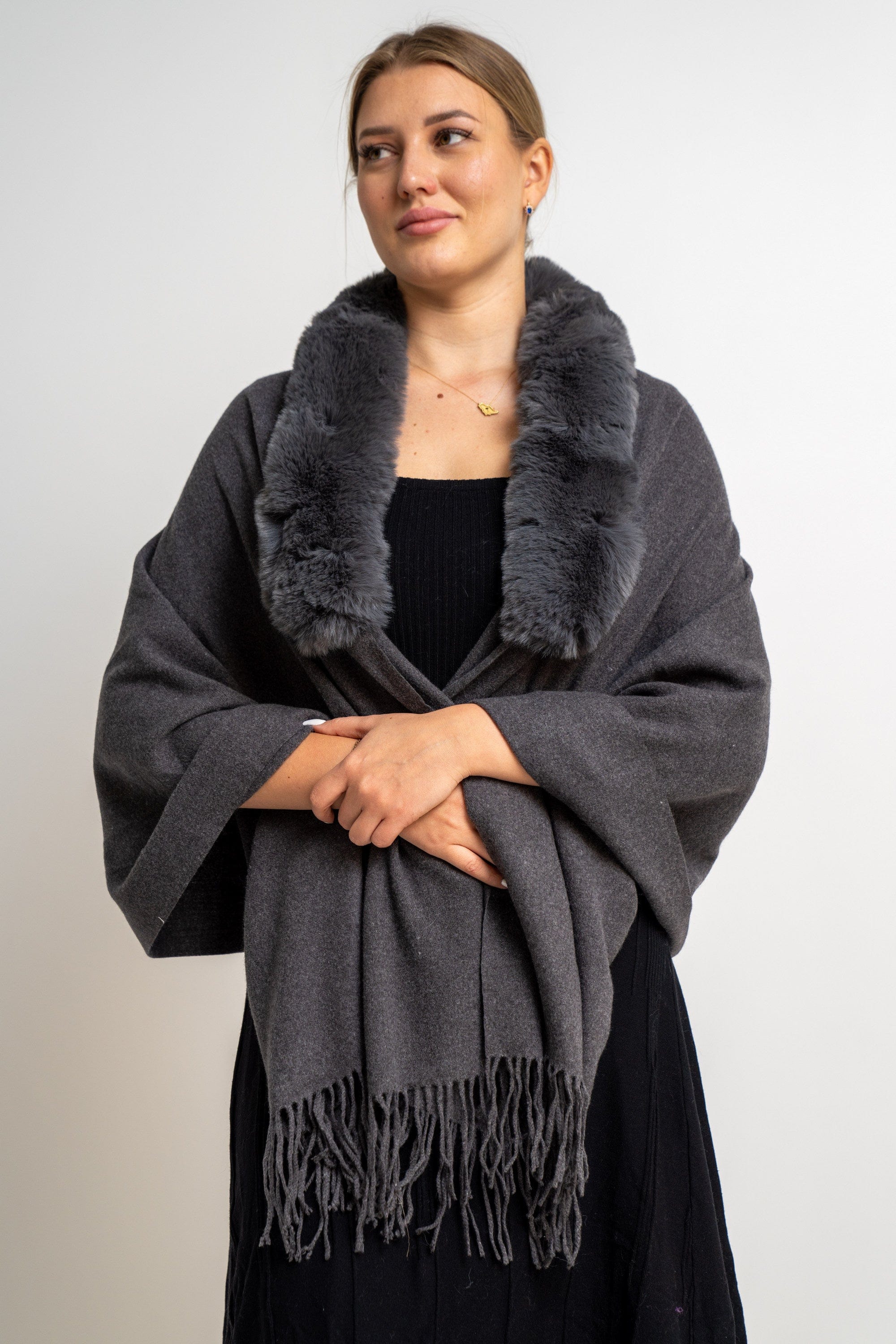 نتشي وشاح نسائي برقبة فرو