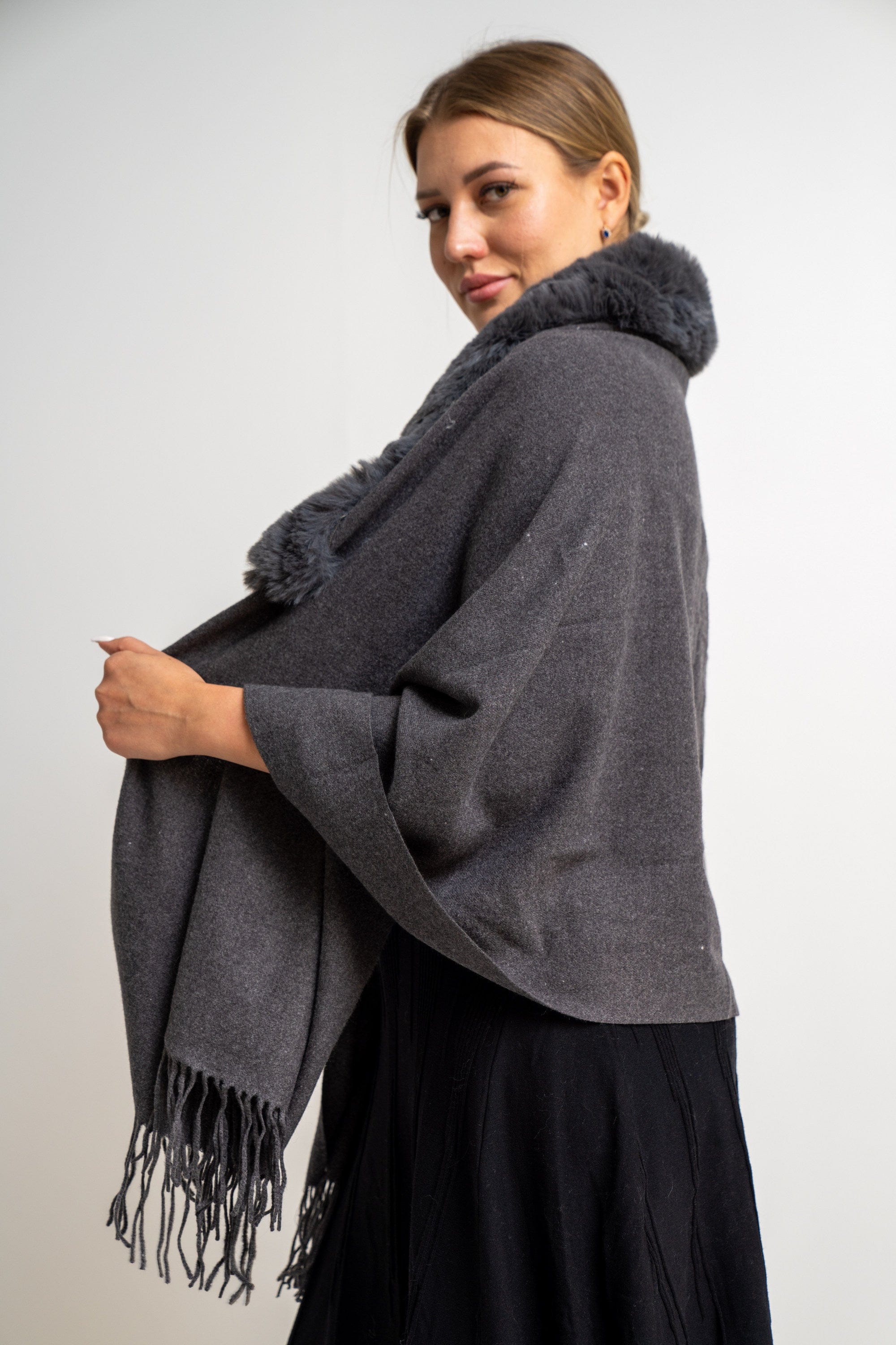 نتشي وشاح نسائي برقبة فرو