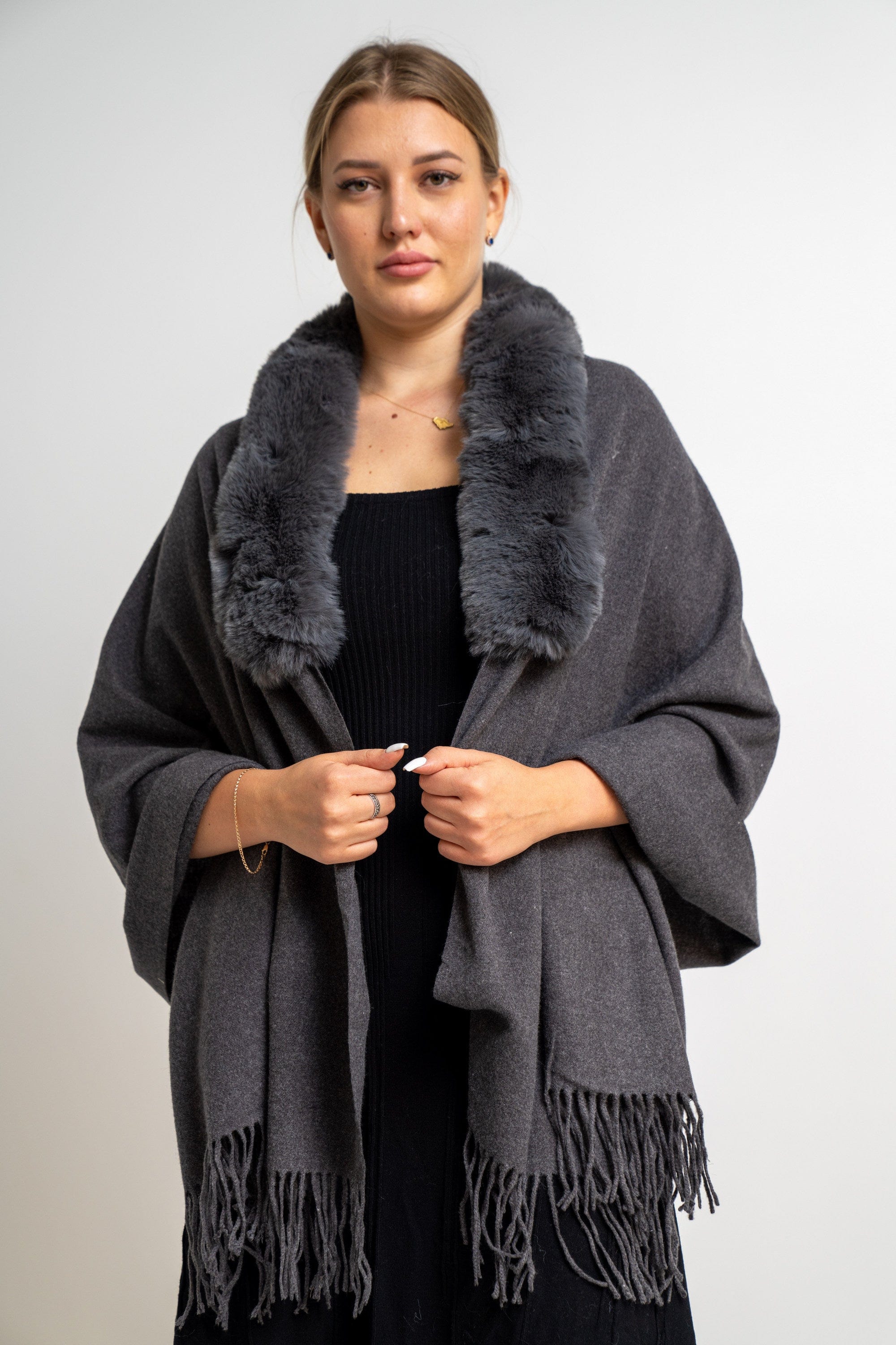 نتشي وشاح نسائي برقبة فرو