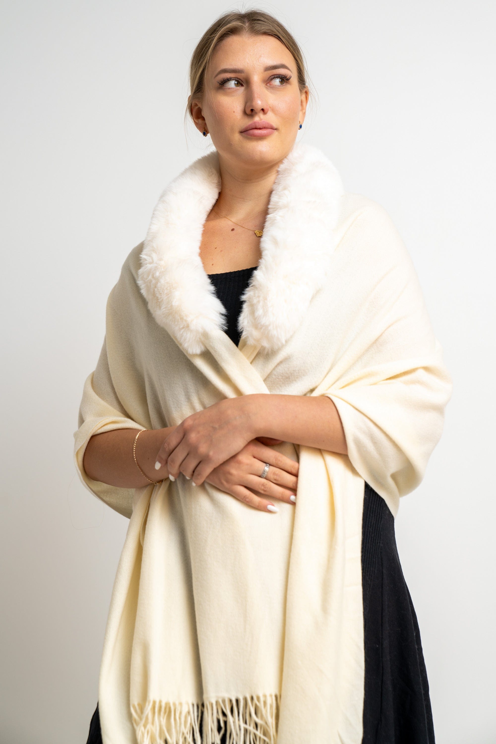 نتشي وشاح نسائي برقبة فرو