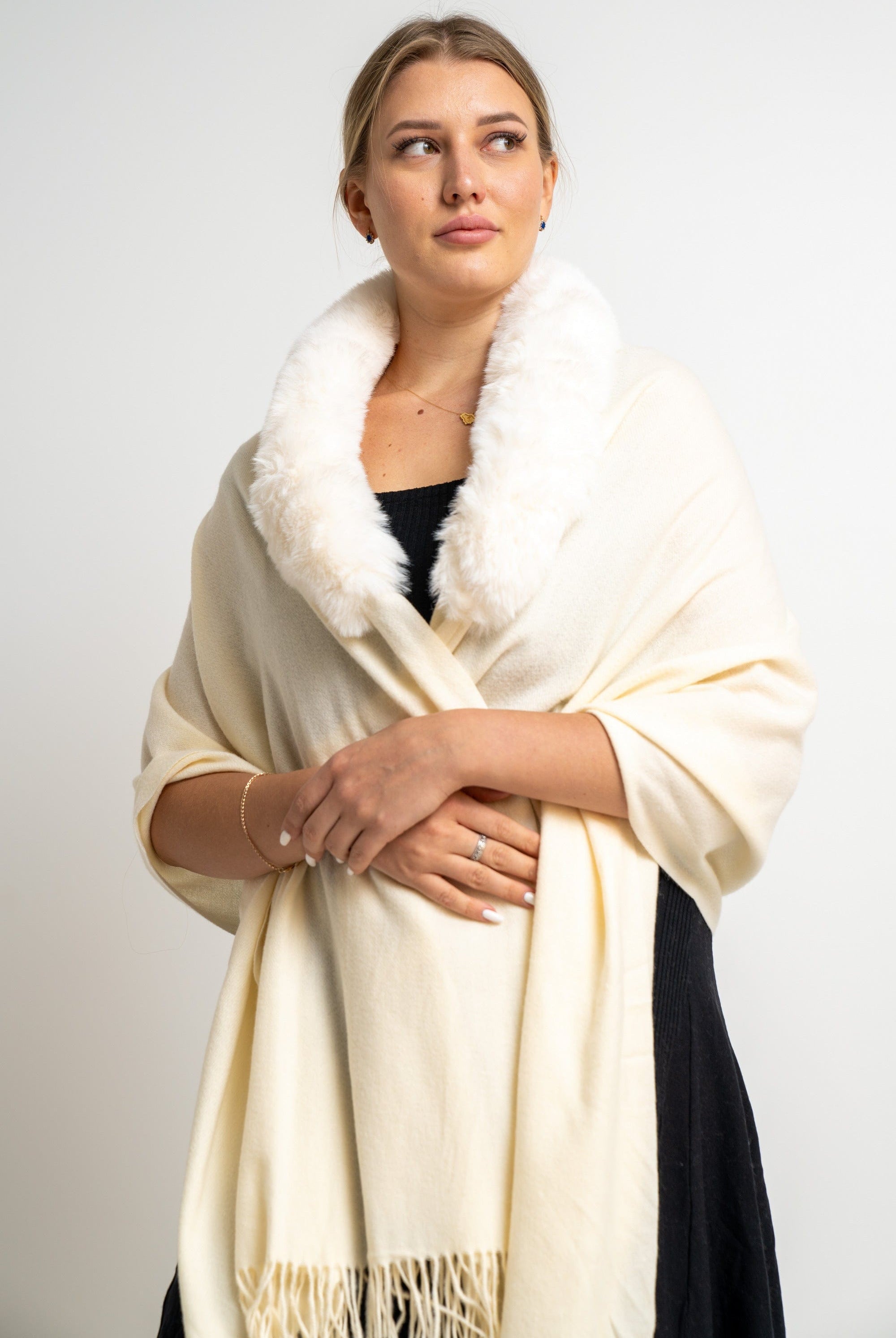 ميكا شال نسائي سادة بياقة فرو منفوشة أوف وايت