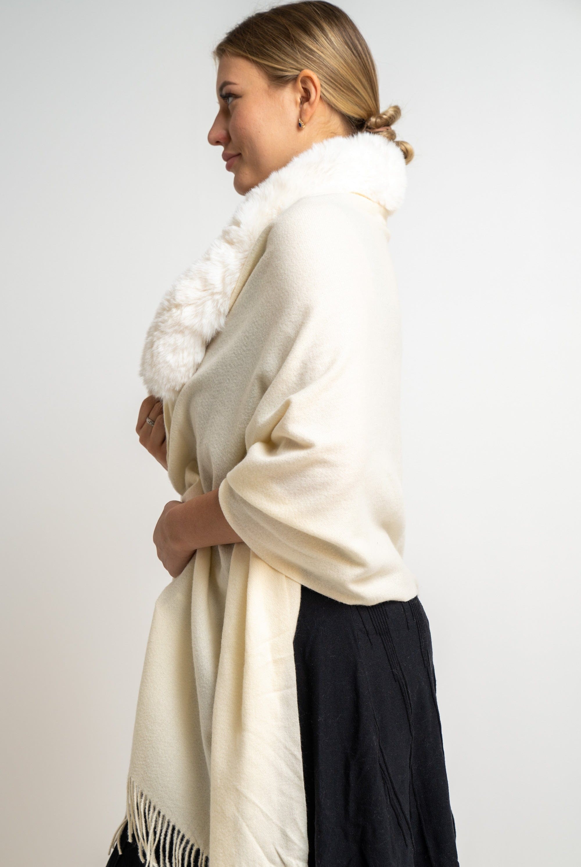 نتشي وشاح نسائي برقبة فرو