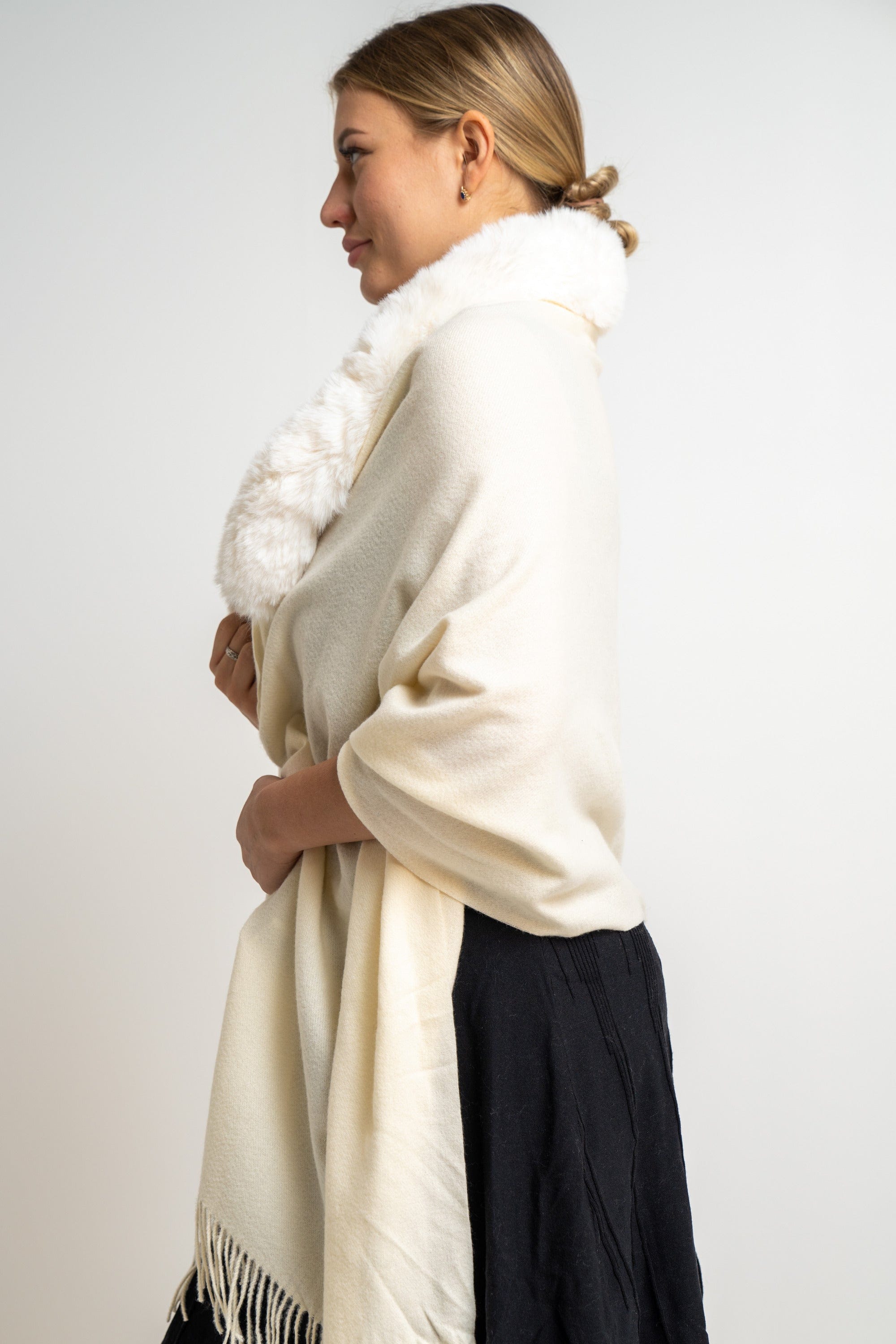 نتشي وشاح نسائي برقبة فرو