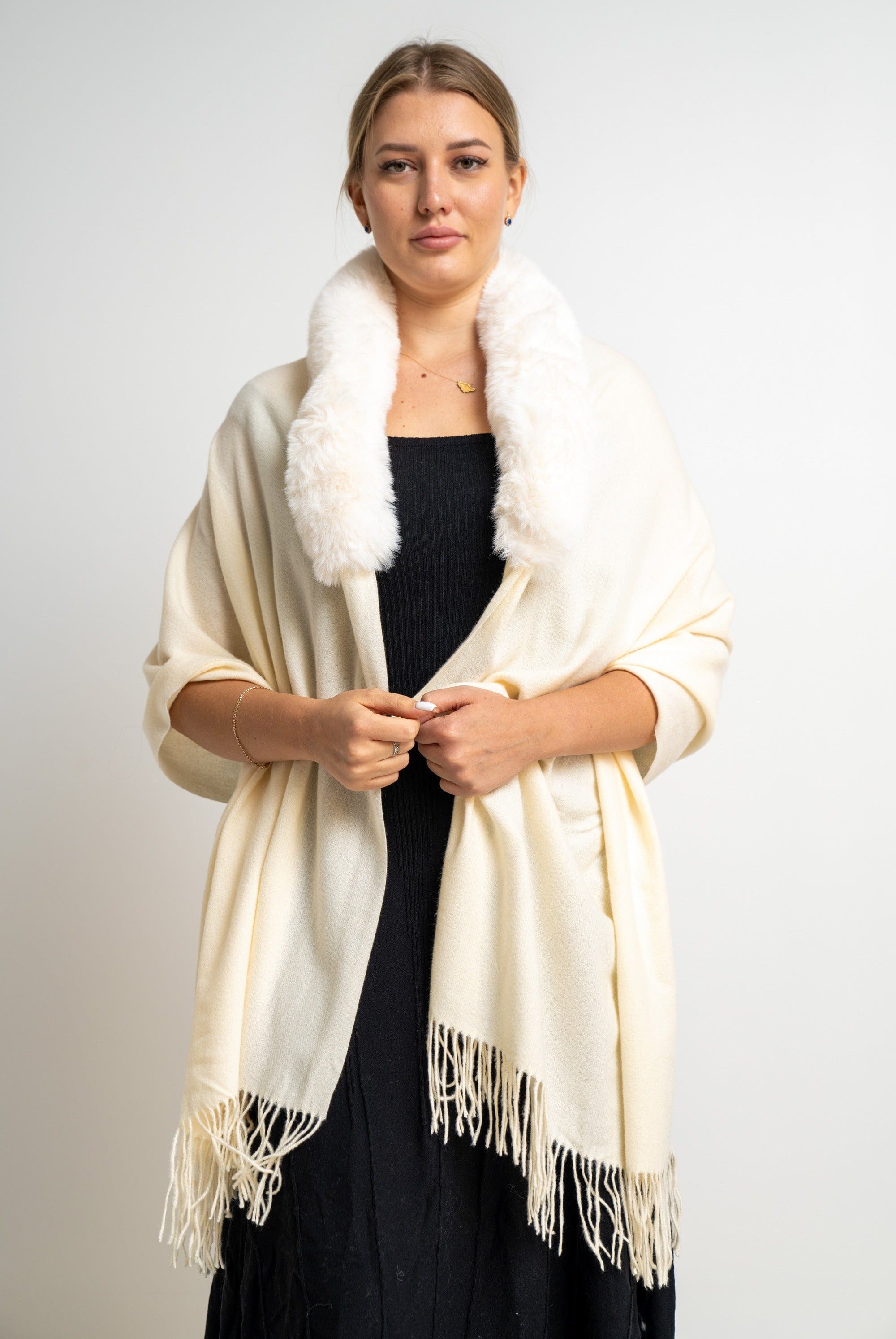 نتشي وشاح نسائي برقبة فرو