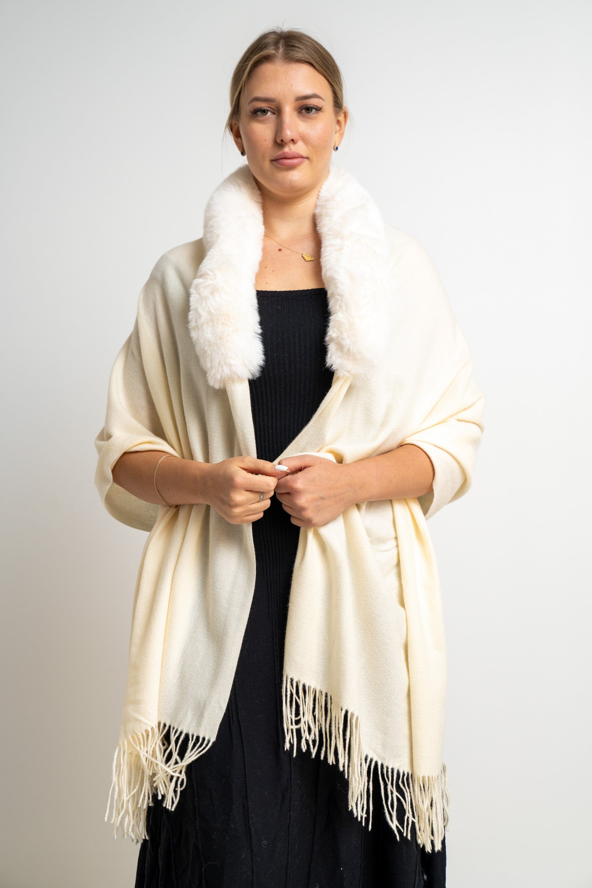 نتشي وشاح نسائي برقبة فرو