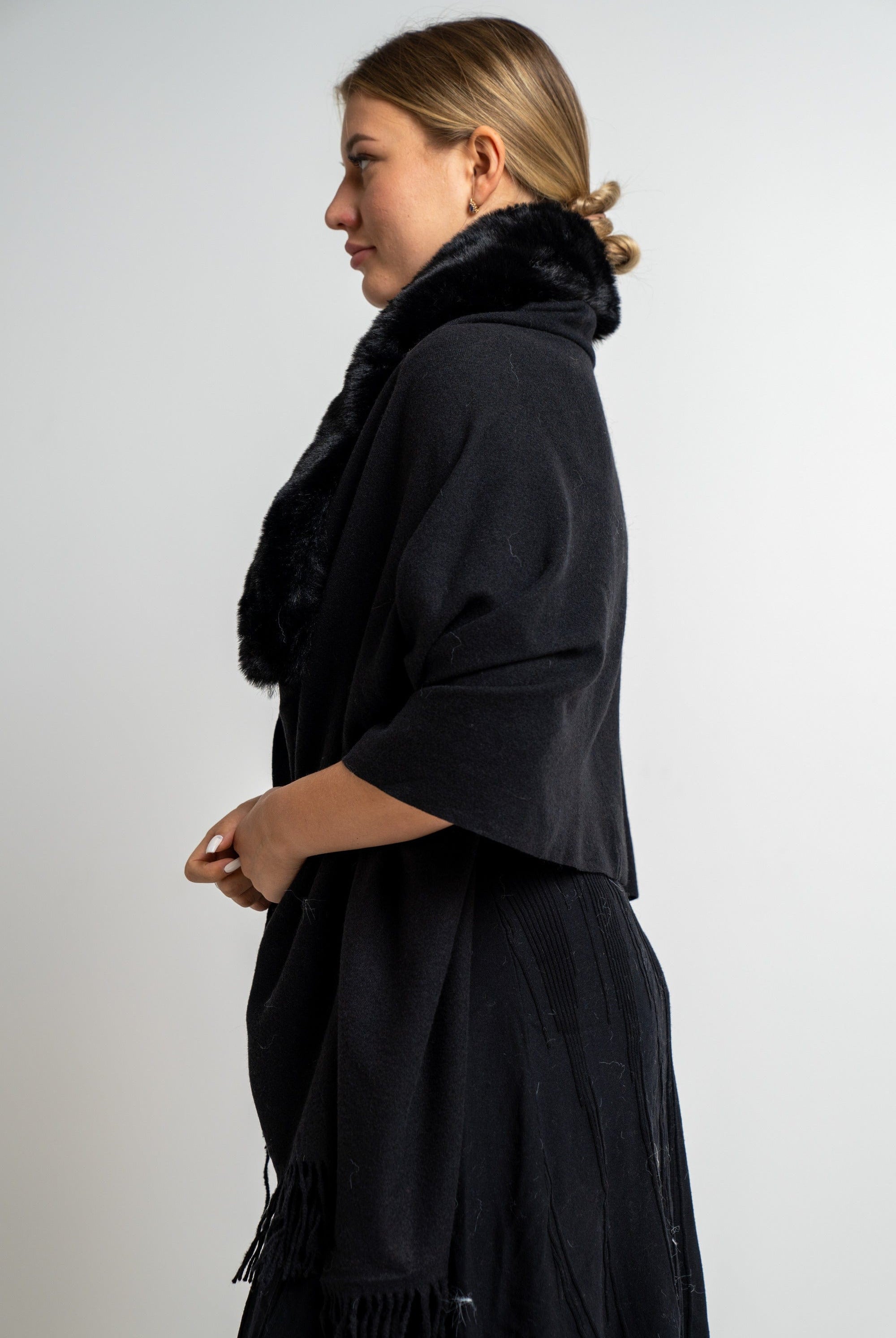 نتشي وشاح نسائي برقبة فرو