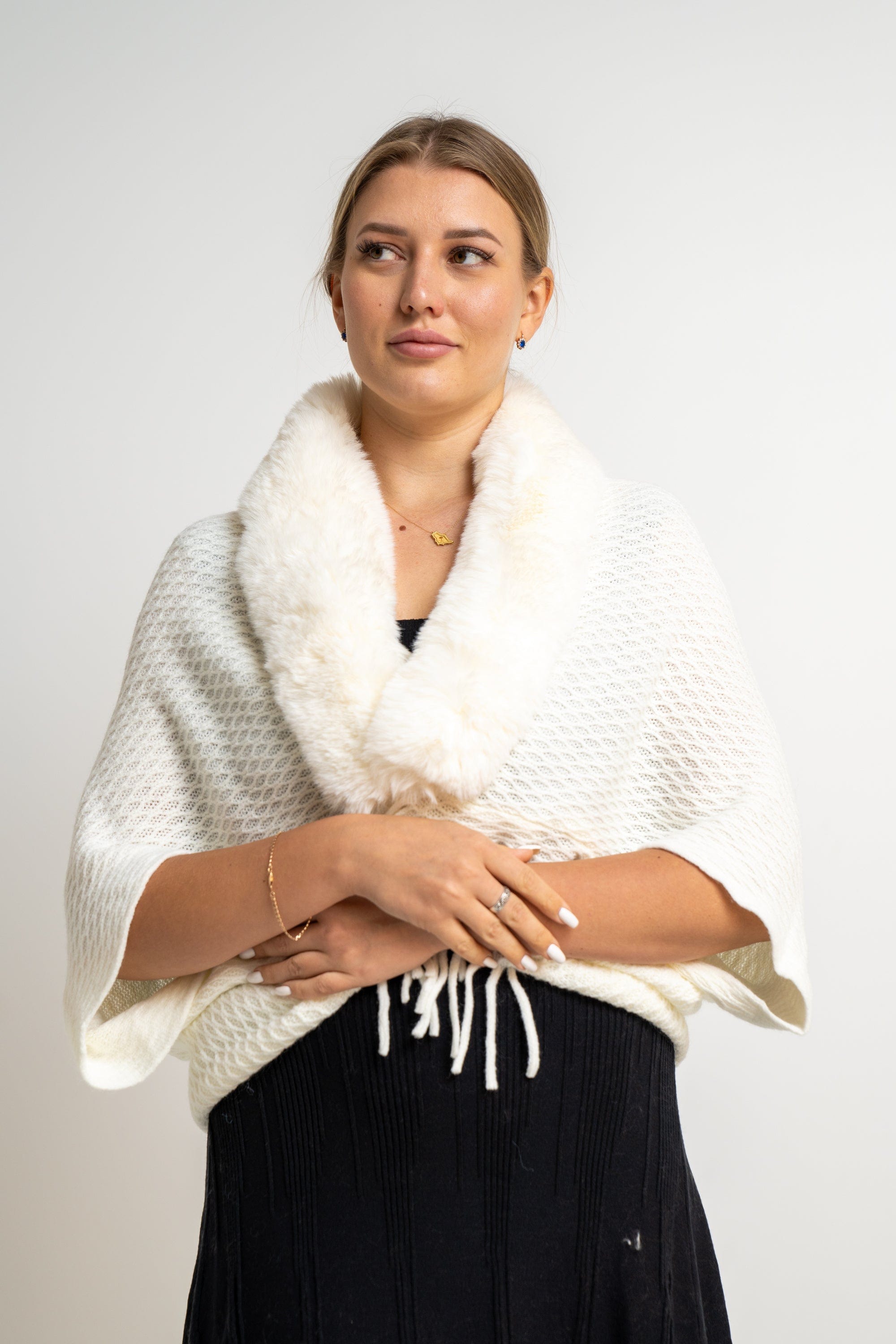 ميكا شال نسائي سادة مزين بفرو وأكمام