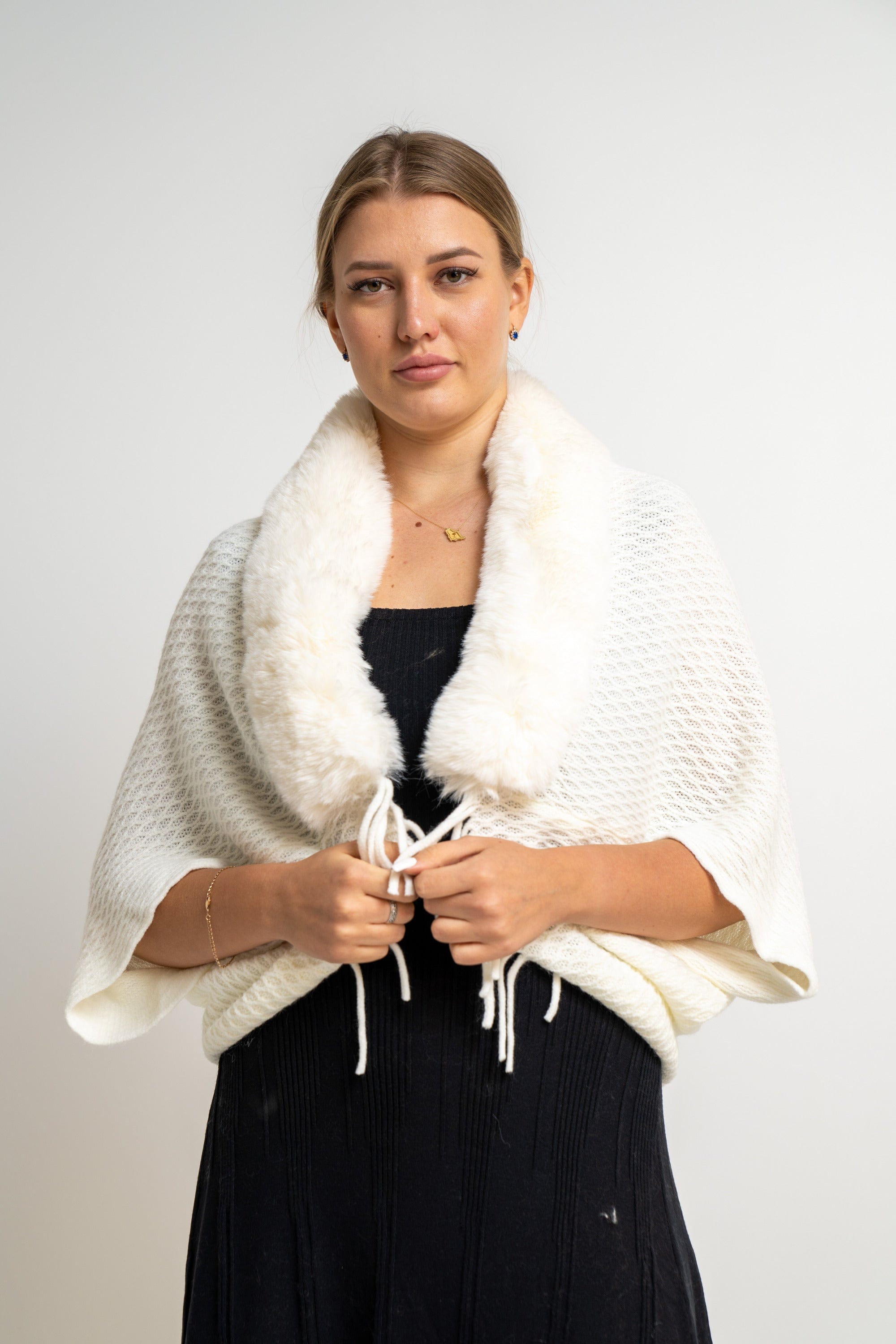 ميكا شال نسائي سادة مزين بفرو وأكمام