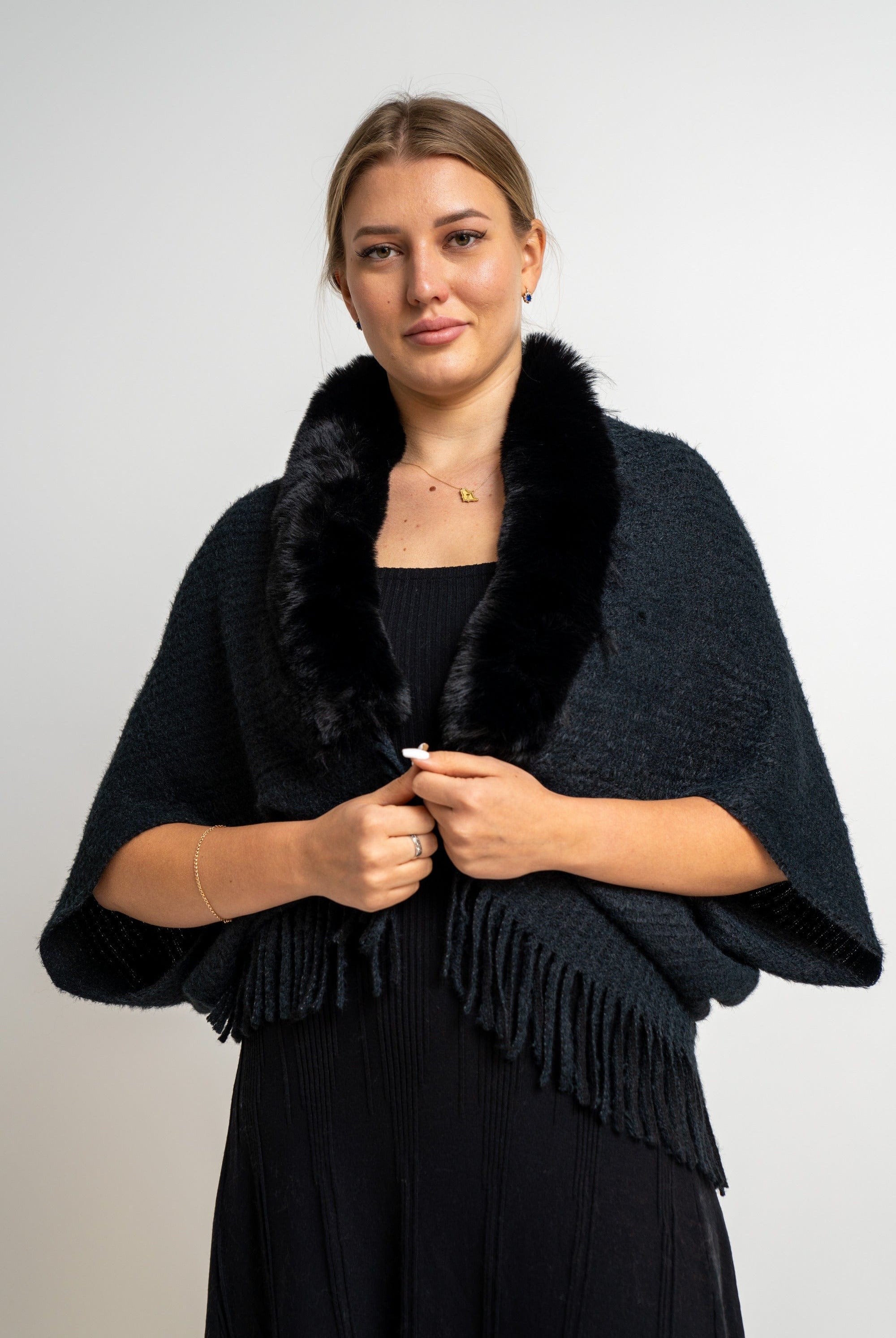 ميكا شال مزين مزين بخيوط و بفرو وأكمام