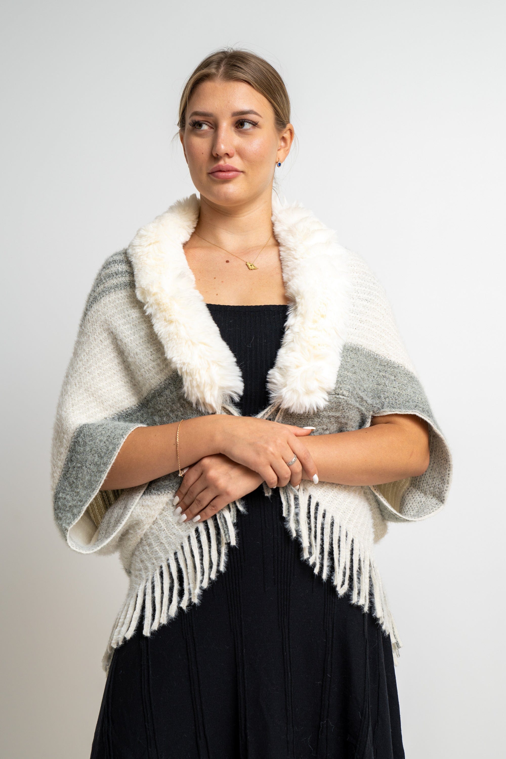 نتشي وشاح برقبة فرو