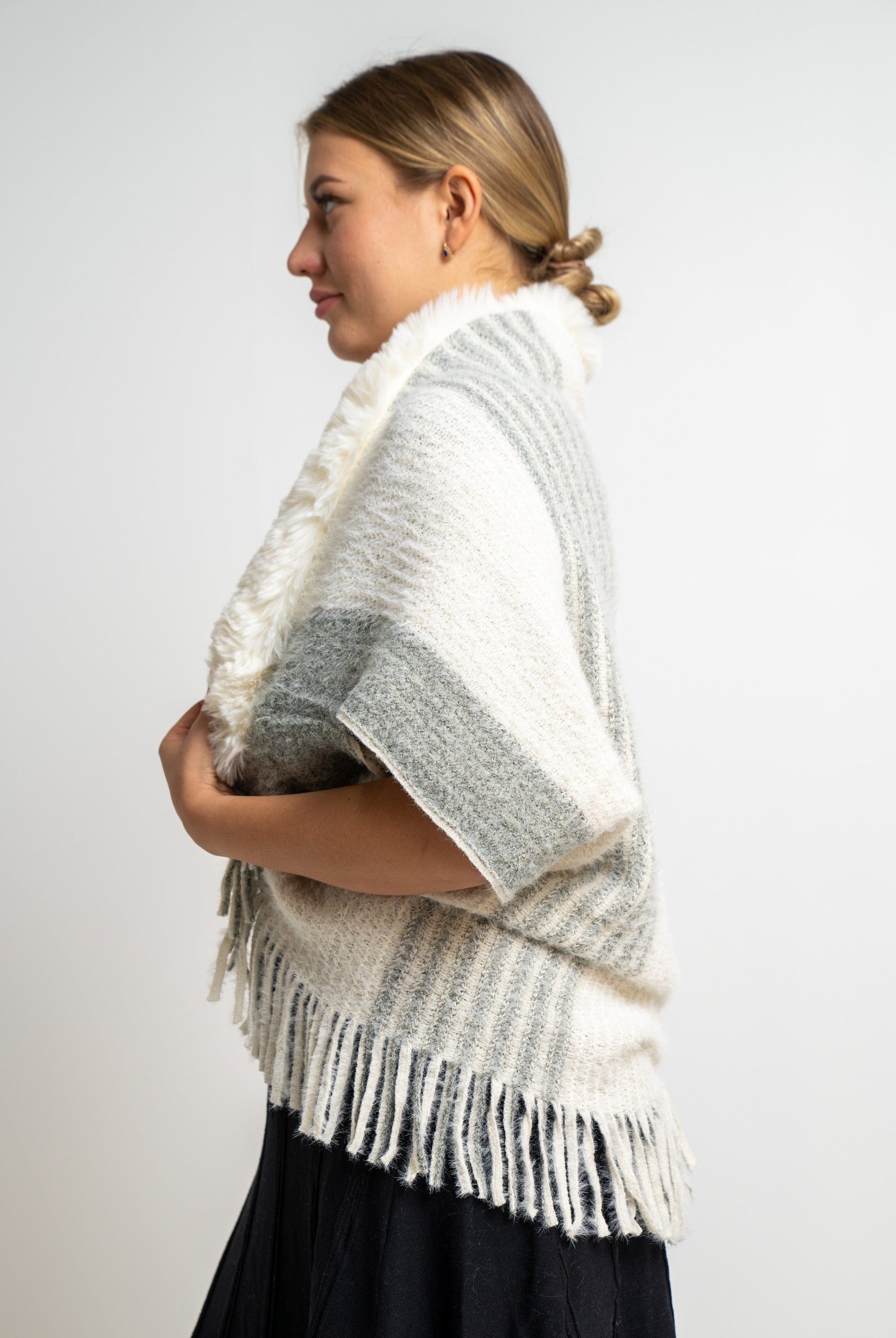 ميكا شال مزين مزين بخيوط و بفرو وأكمام