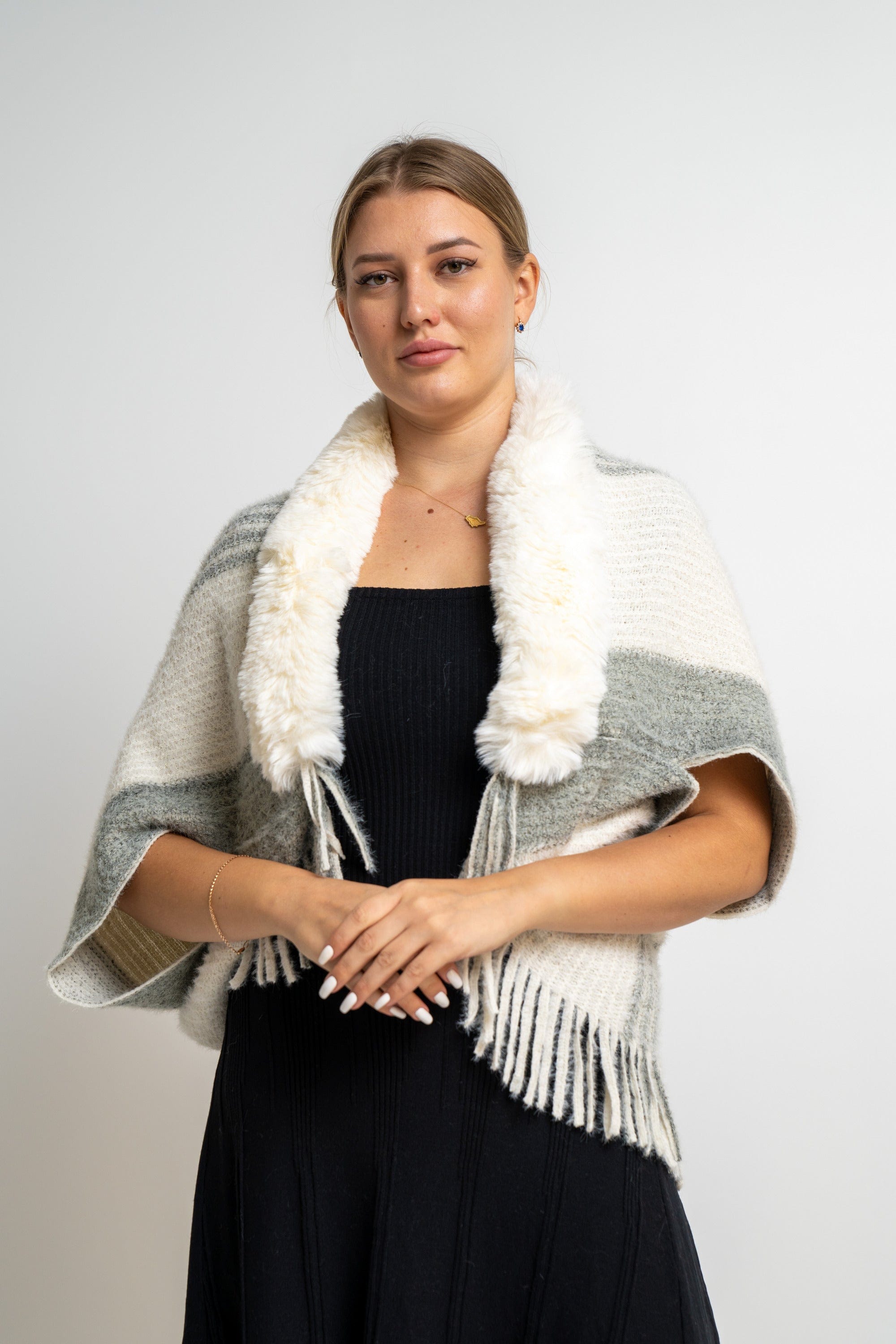 ميكا شال مزين مزين بخيوط و بفرو وأكمام