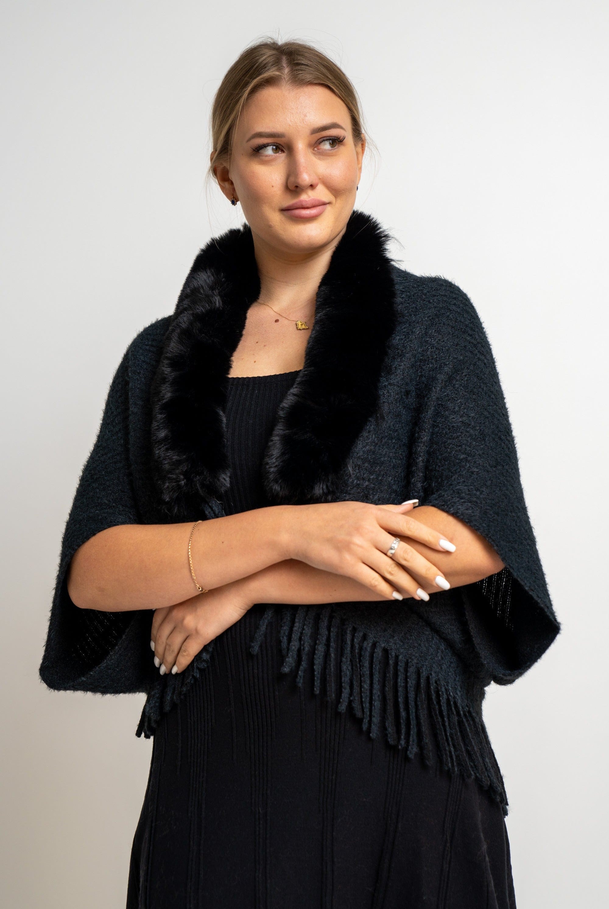 ميكا شال مزين مزين بخيوط و بفرو وأكمام