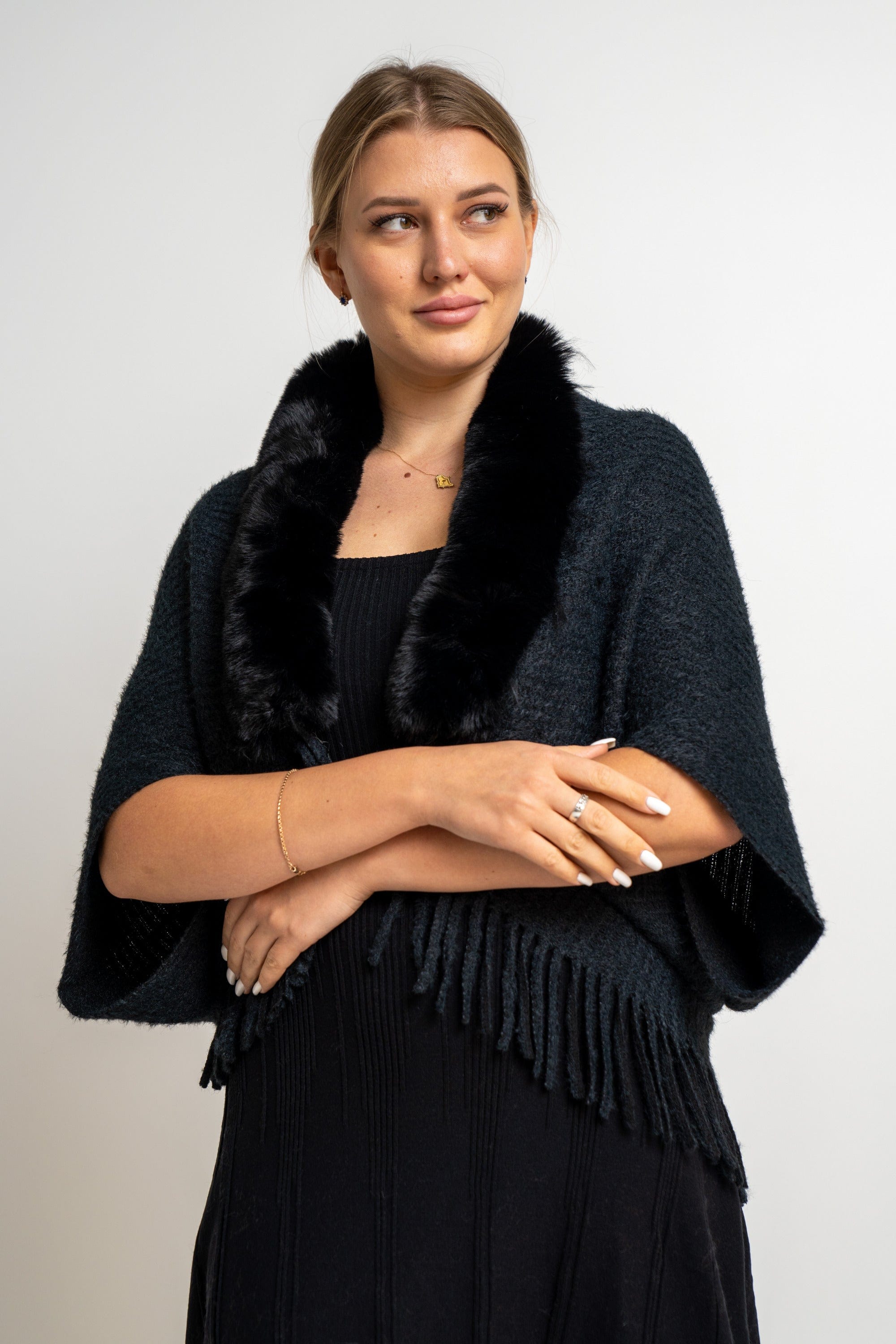 ميكا شال مزين مزين بخيوط و بفرو وأكمام