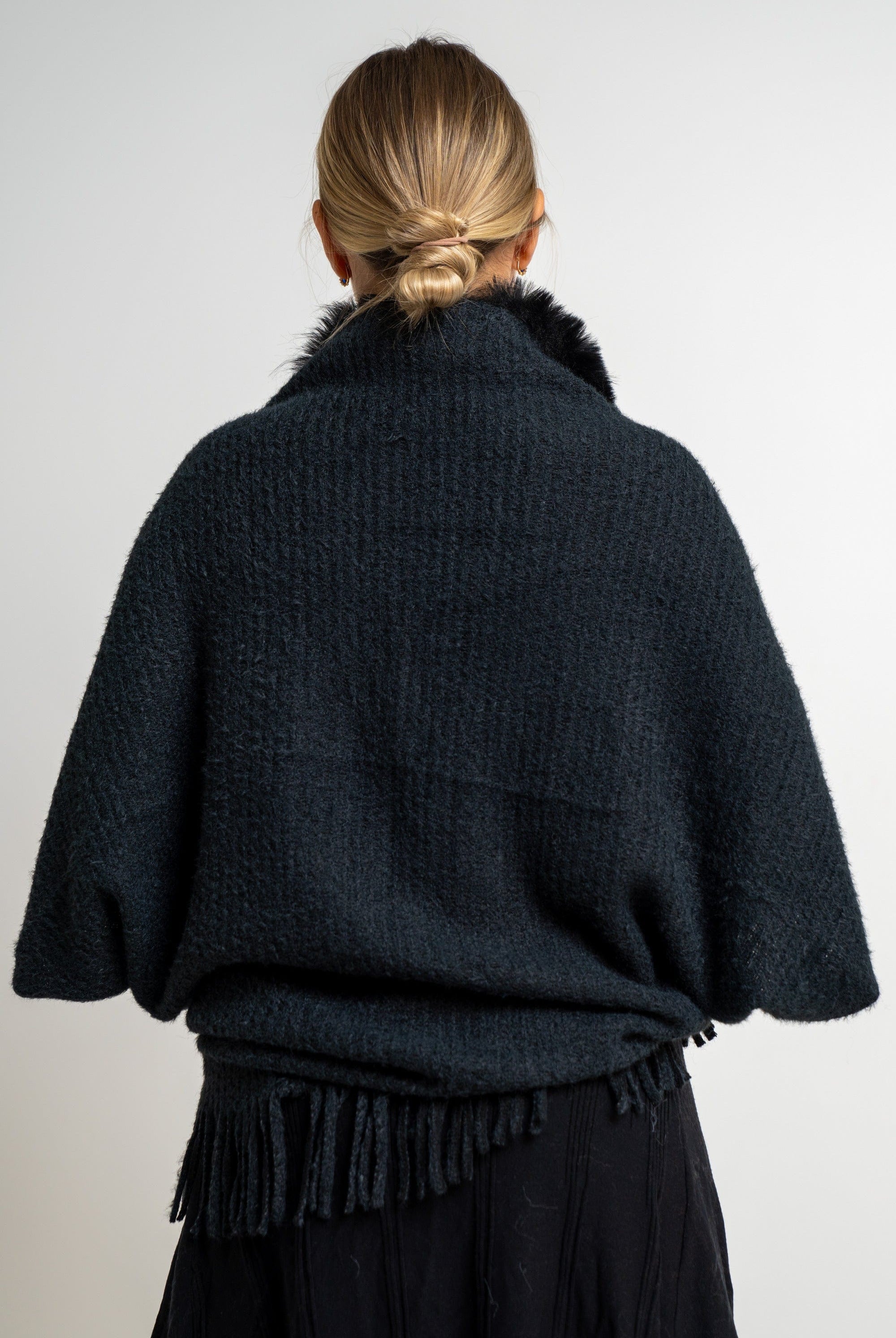 ميكا شال مزين مزين بخيوط و بفرو وأكمام