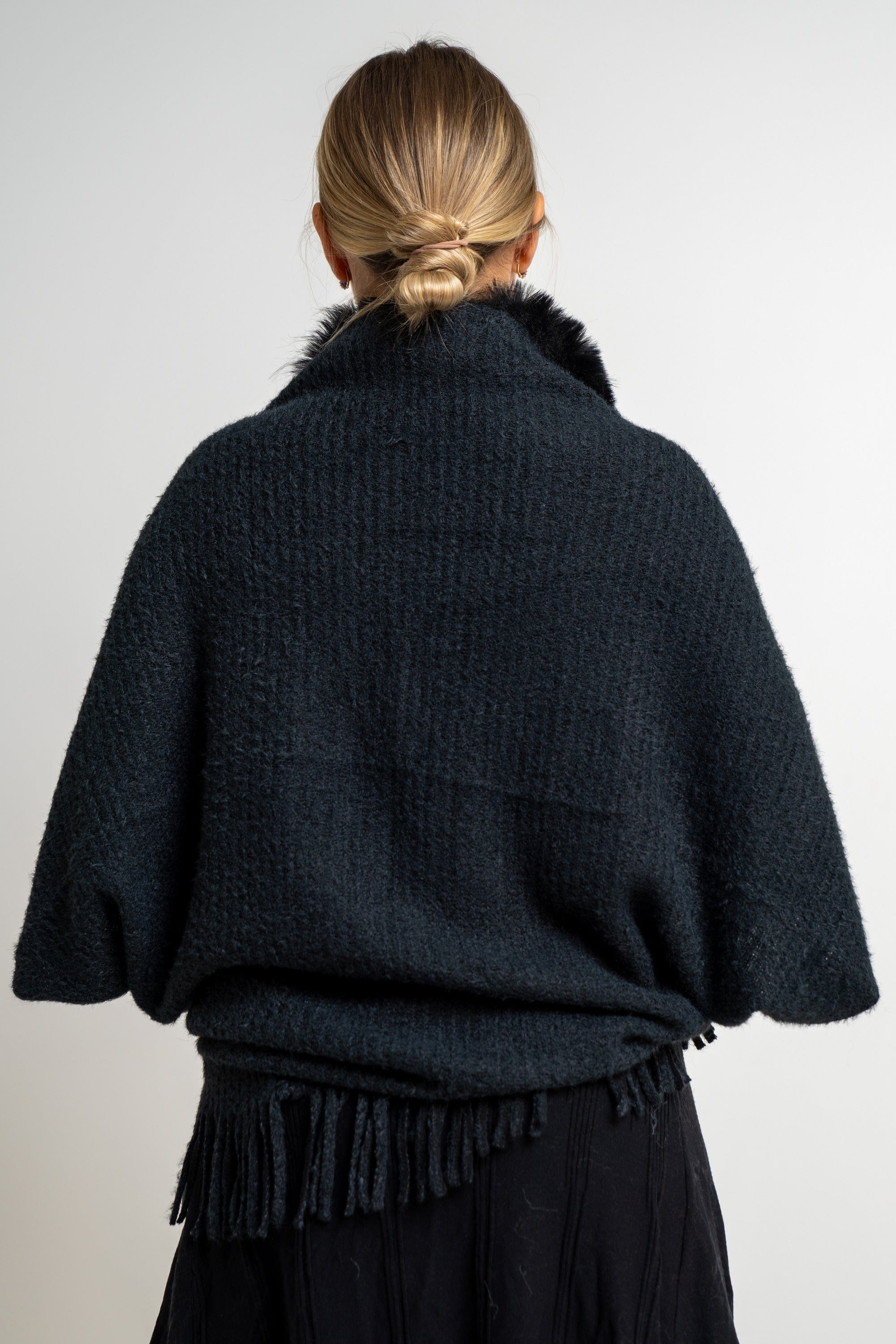 ميكا شال مزين مزين بخيوط و بفرو وأكمام