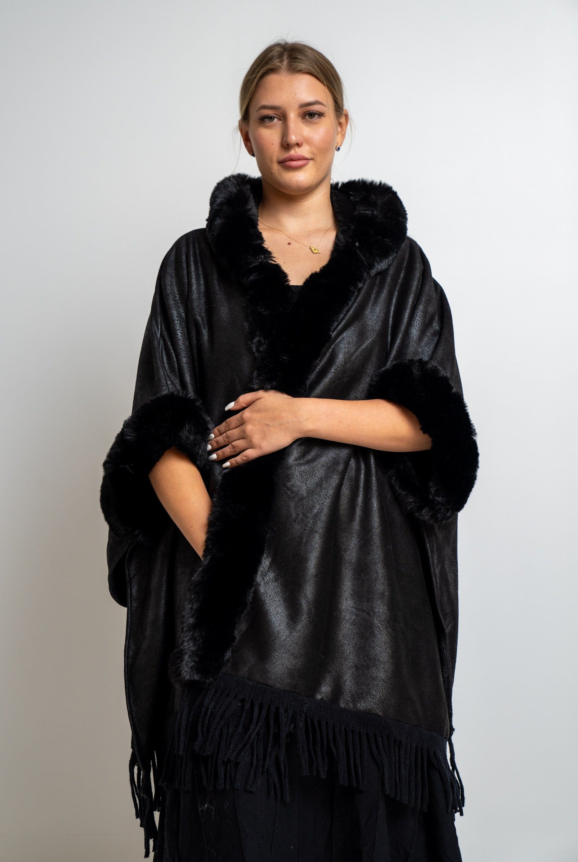 نتشي وشاح سادة لامع مزين بالفرو نسائي أسود