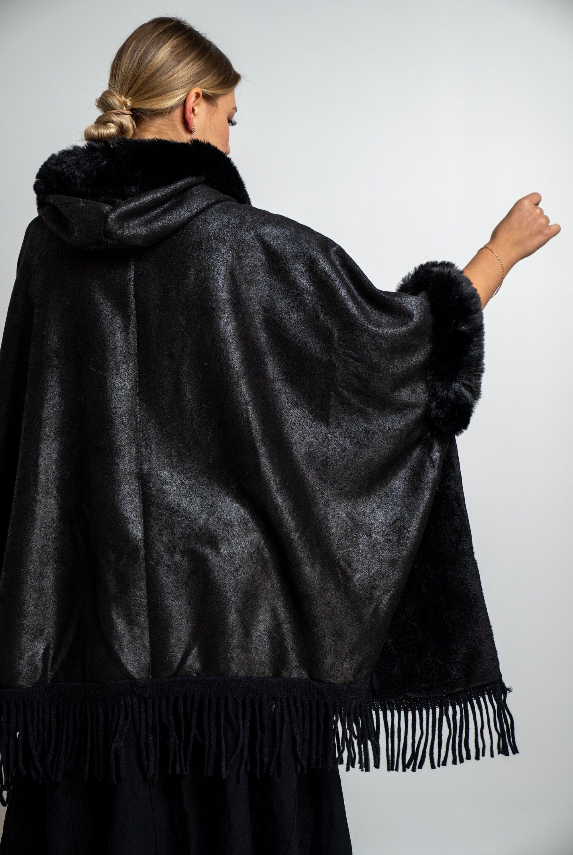 نتشي وشاح سادة لامع مزين بالفرو نسائي أسود