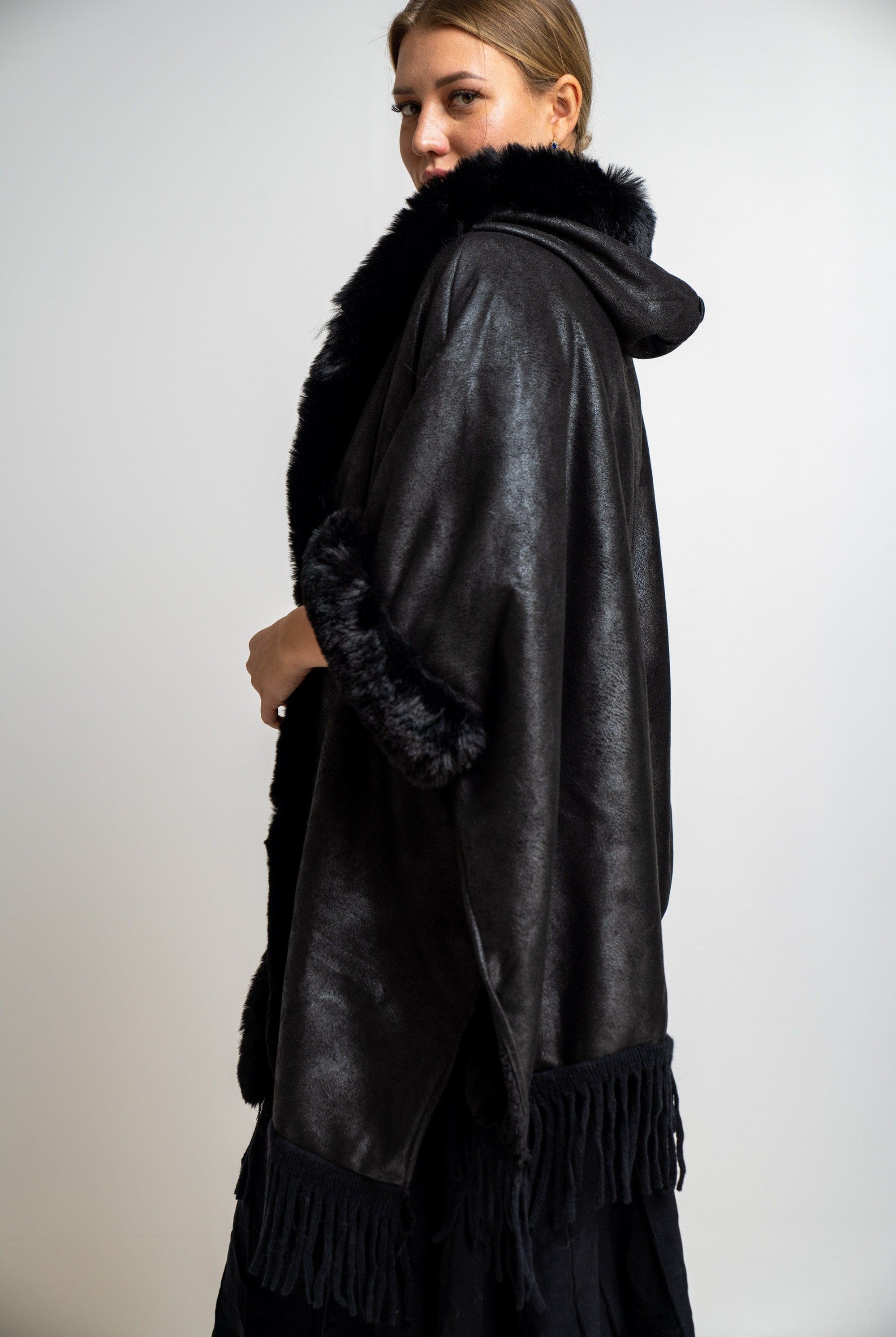 نتشي وشاح سادة لامع مزين بالفرو نسائي أسود