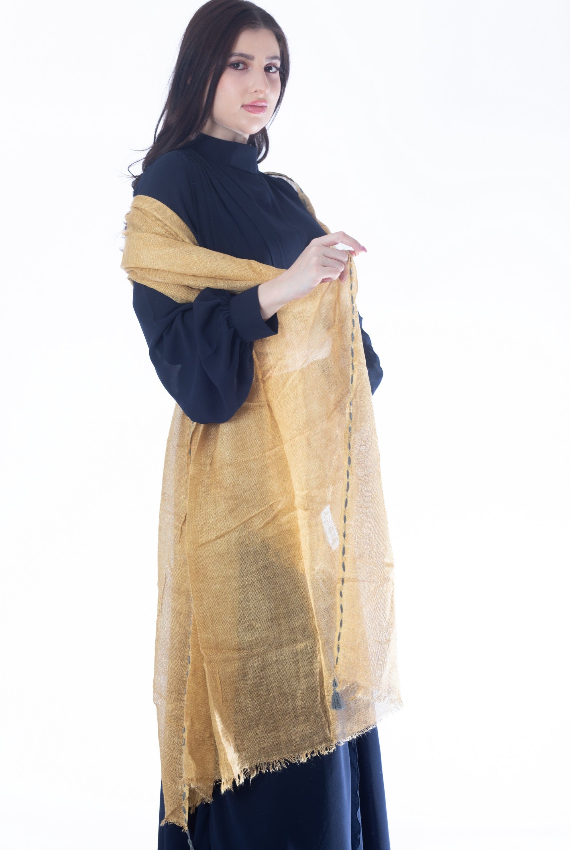 وشاح نسائي مزين بالخيوط بلون مختلف