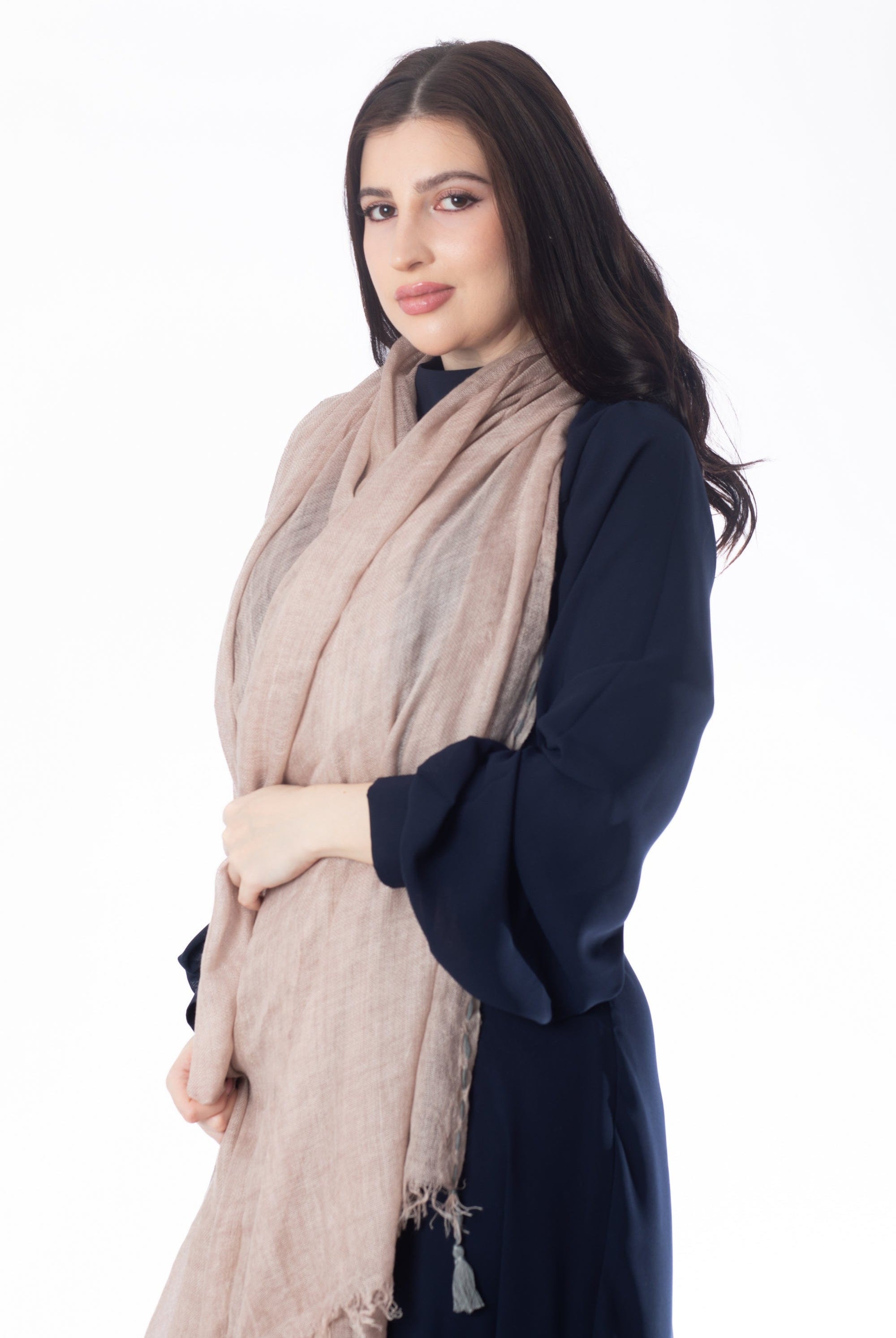 وشاح نسائي مزين بالخيوط بلون مختلف